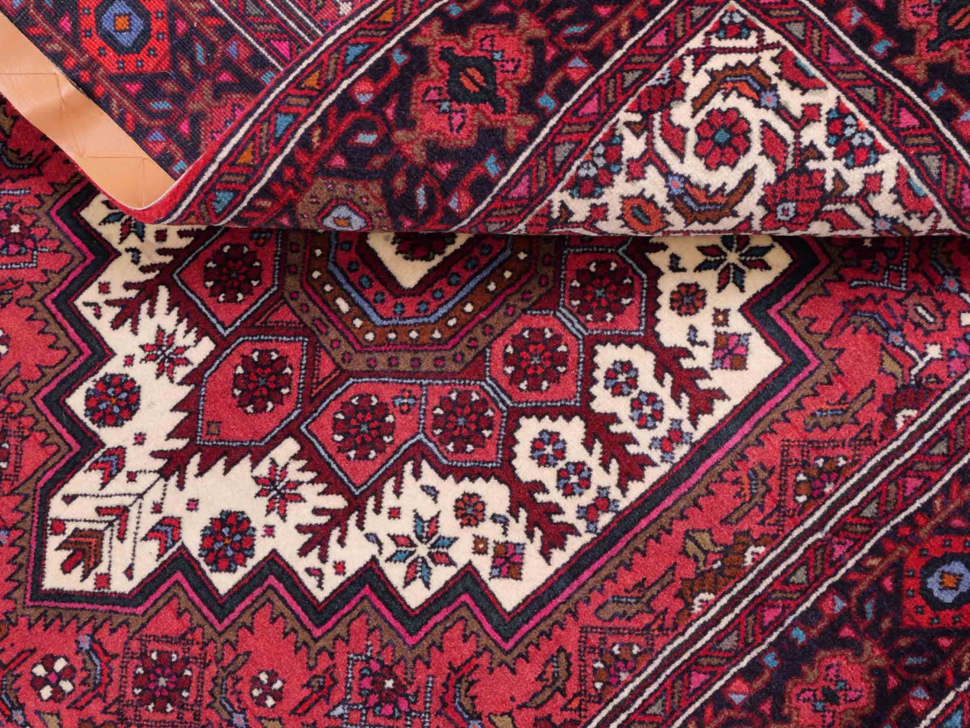 Handgeknüpfter Gholtogh Dorfteppich von Khademi aus Wolle, rot. Feiner, kurdischer Nomadenteppich mit geometrischem Medaillon. Orientteppich, von Hand geknüpft in Iran. Größe: 155 cm x 100 cm. Teppichnummer: SB3-1147 | Jupiter Intl.