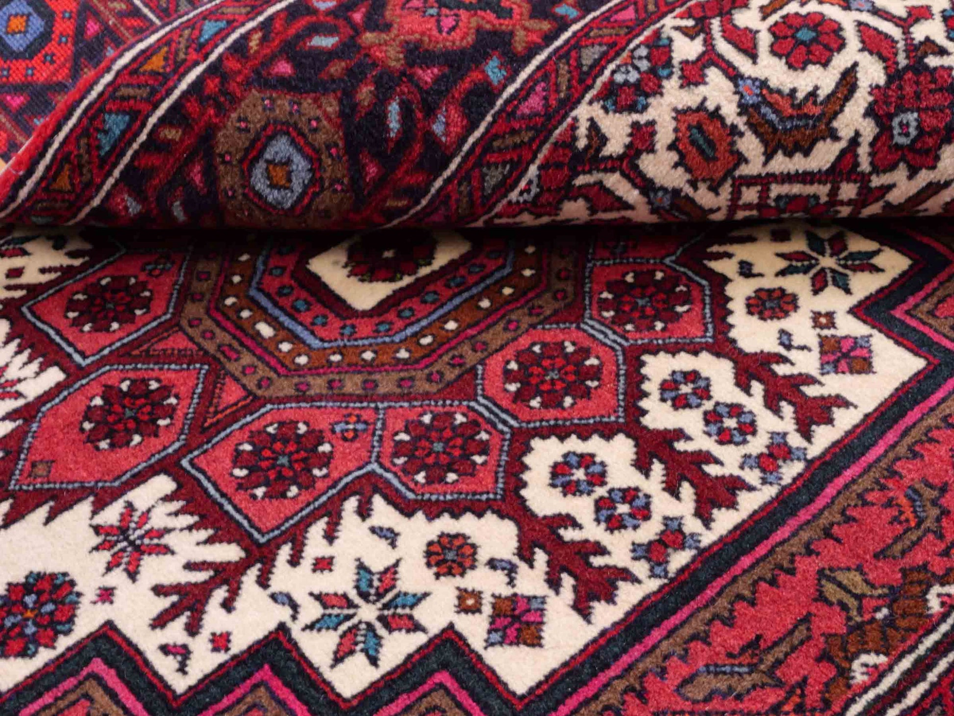 Handgeknüpfter Gholtogh Dorfteppich von Khademi aus Wolle, rot. Feiner, kurdischer Nomadenteppich mit geometrischem Medaillon. Orientteppich, von Hand geknüpft in Iran. Größe: 155 cm x 100 cm. Teppichnummer: SB3-1147 | Jupiter Intl.