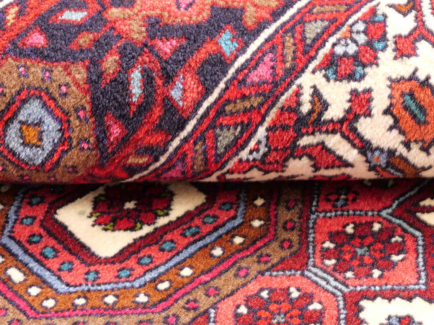 Handgeknüpfter Gholtogh Dorfteppich von Khademi aus Wolle, rot. Feiner, kurdischer Nomadenteppich mit geometrischem Medaillon. Orientteppich, von Hand geknüpft in Iran. Größe: 155 cm x 100 cm. Teppichnummer: SB3-1147 | Jupiter Intl.