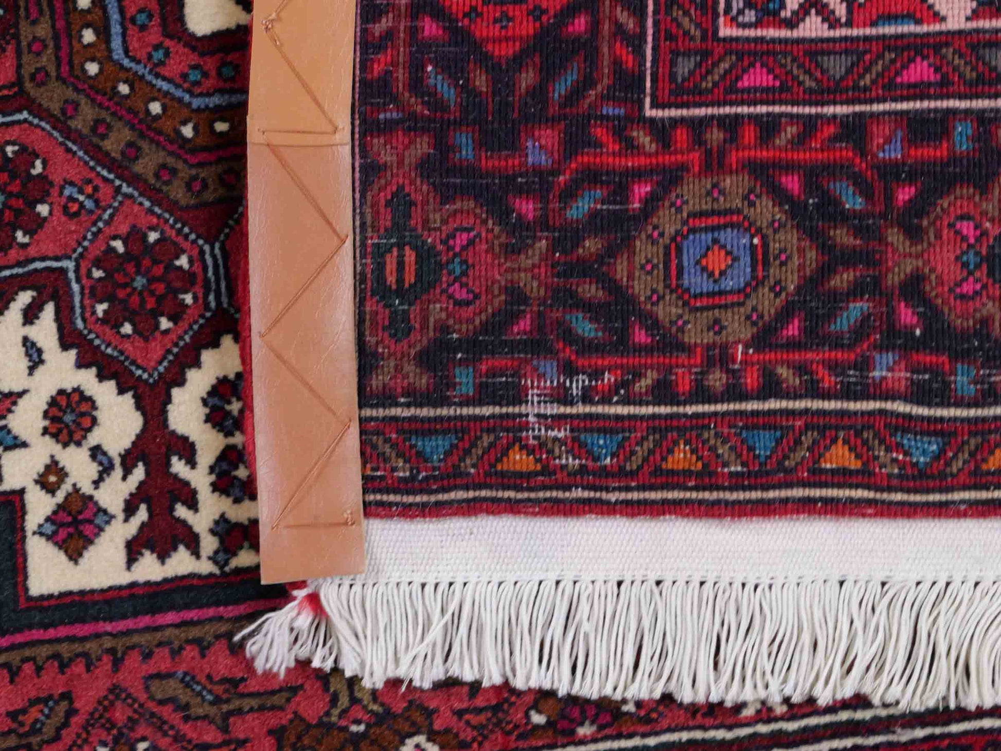 Handgeknüpfter Gholtogh Dorfteppich von Khademi aus Wolle, rot. Feiner, kurdischer Nomadenteppich mit geometrischem Medaillon. Orientteppich, von Hand geknüpft in Iran. Größe: 155 cm x 100 cm. Teppichnummer: SB3-1147 | Jupiter Intl.