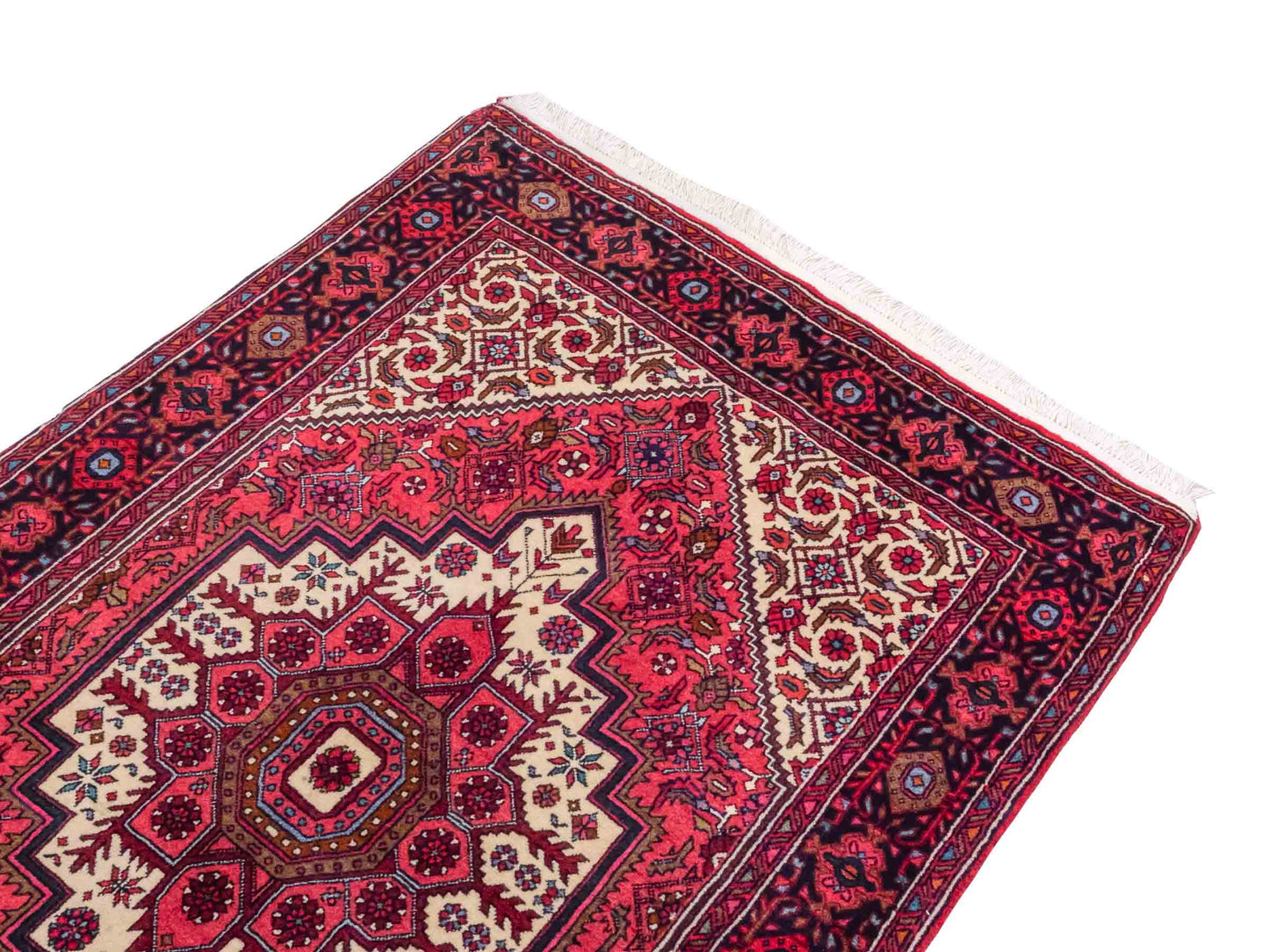 Handgeknüpfter Gholtogh Dorfteppich von Khademi aus Wolle, rot. Feiner, kurdischer Nomadenteppich mit geometrischem Medaillon. Orientteppich, von Hand geknüpft in Iran. Größe: 155 cm x 100 cm. Teppichnummer: SB3-1147 | Jupiter Intl.