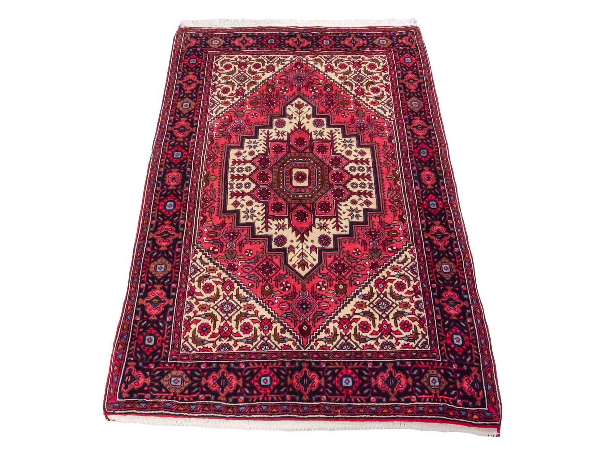 Handgeknüpfter Gholtogh Dorfteppich von Khademi aus Wolle, rot. Feiner, kurdischer Nomadenteppich mit geometrischem Medaillon. Orientteppich, von Hand geknüpft in Iran. Größe: 155 cm x 100 cm. Teppichnummer: SB3-1147 | Jupiter Intl.