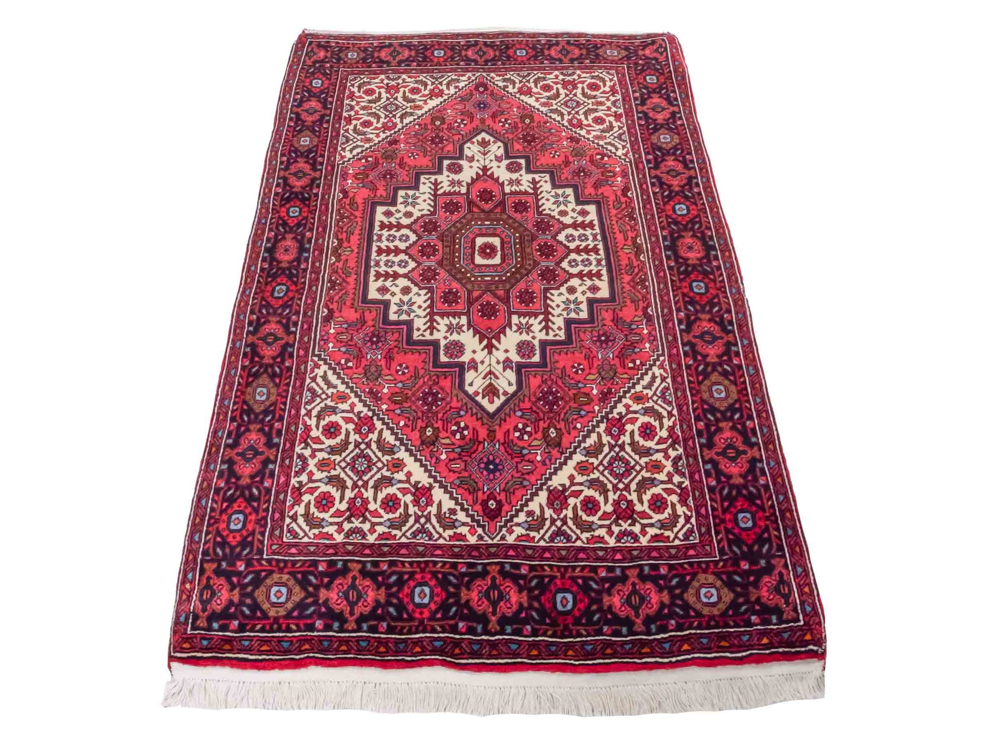 Handgeknüpfter Gholtogh Dorfteppich von Khademi aus Wolle, rot. Feiner, kurdischer Nomadenteppich mit geometrischem Medaillon. Orientteppich, von Hand geknüpft in Iran. Größe: 155 cm x 100 cm. Teppichnummer: SB3-1147 | Jupiter Intl.