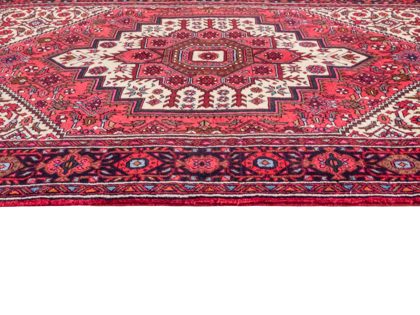 Handgeknüpfter Gholtogh Dorfteppich von Khademi aus Wolle, rot. Feiner, kurdischer Nomadenteppich mit geometrischem Medaillon. Orientteppich, von Hand geknüpft in Iran. Größe: 155 cm x 100 cm. Teppichnummer: SB3-1147 | Jupiter Intl.