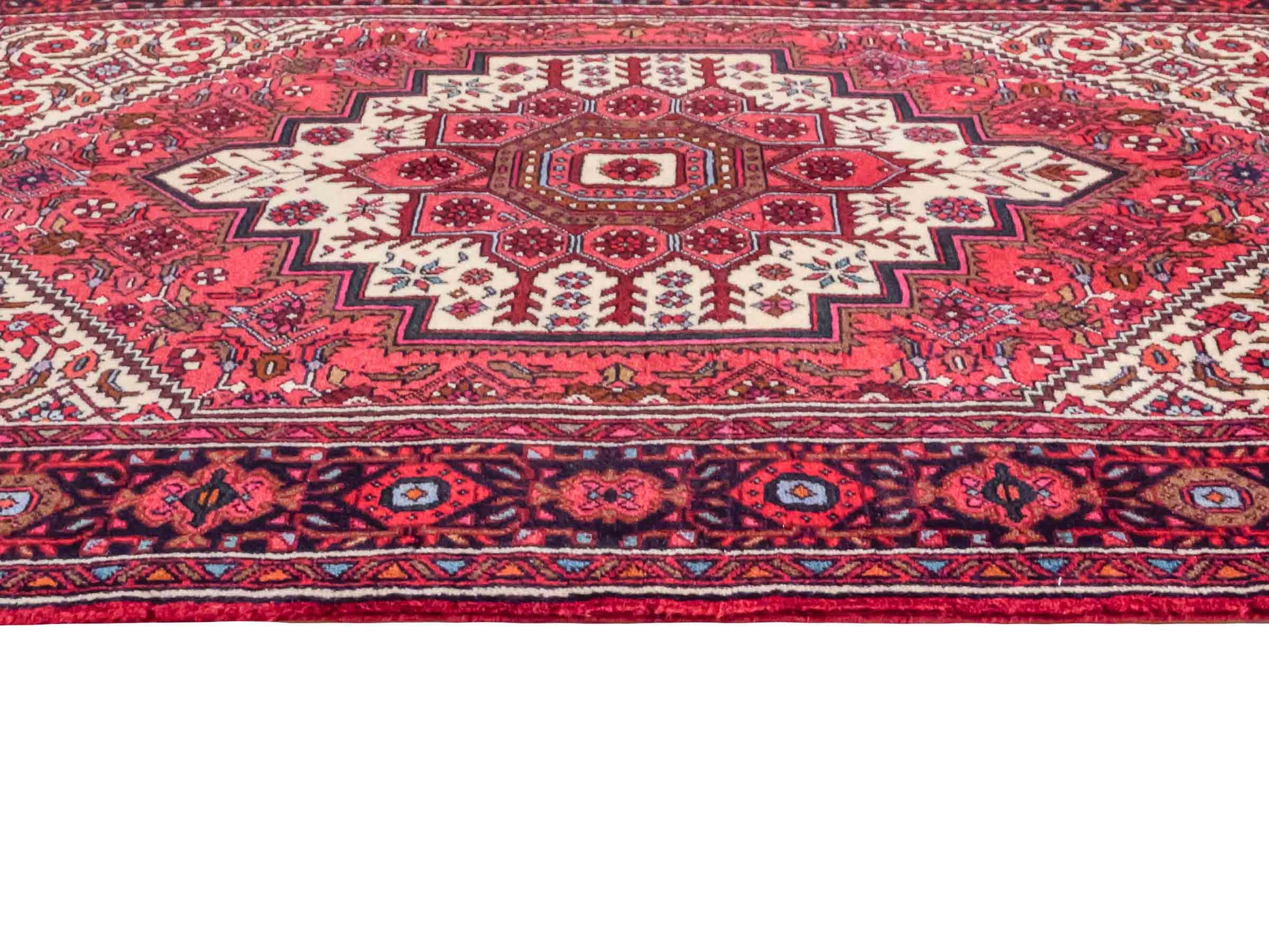 Handgeknüpfter Gholtogh Dorfteppich von Khademi aus Wolle, rot. Feiner, kurdischer Nomadenteppich mit geometrischem Medaillon. Orientteppich, von Hand geknüpft in Iran. Größe: 155 cm x 100 cm. Teppichnummer: SB3-1147 | Jupiter Intl.