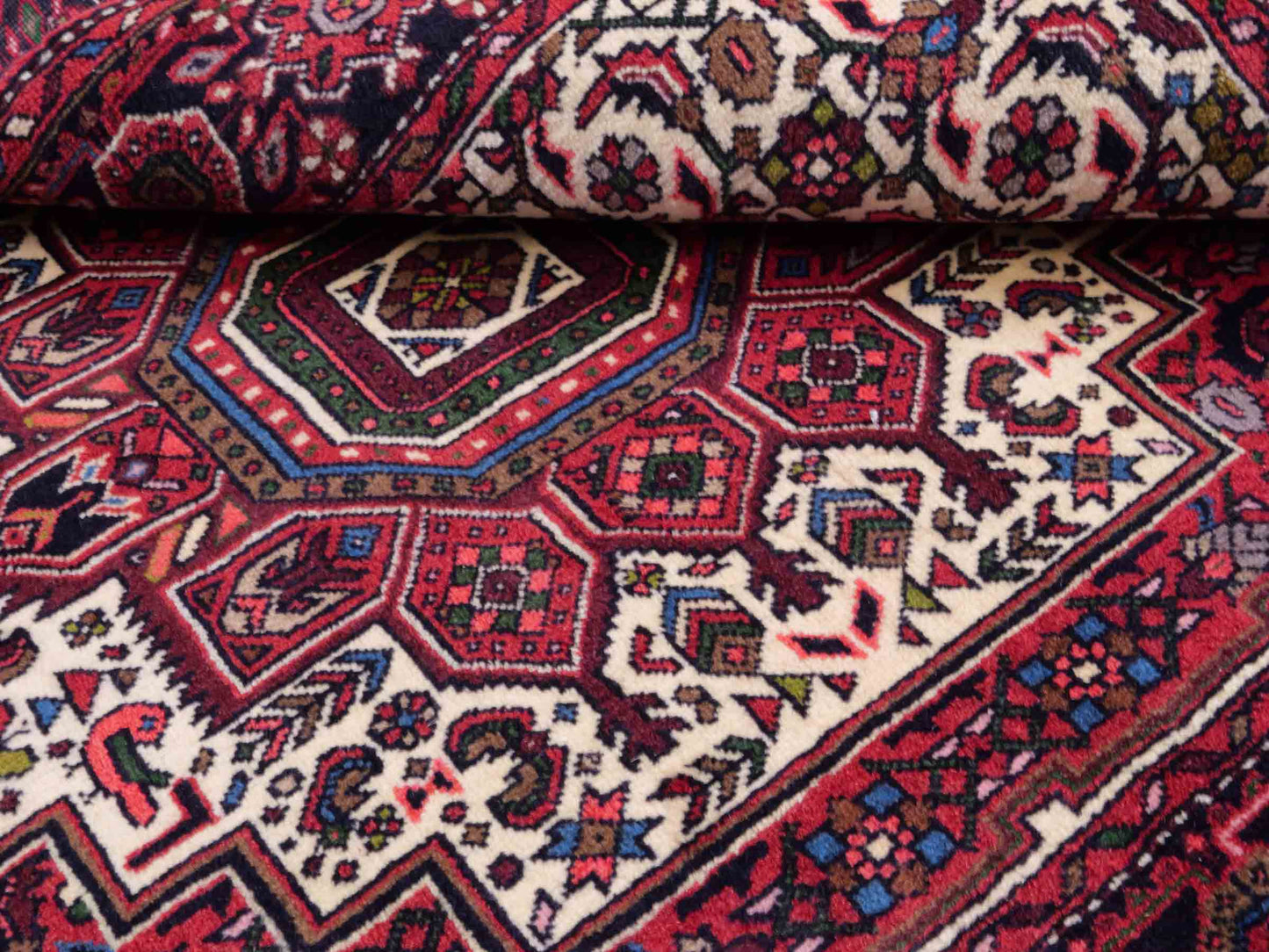 Handgeknüpfter Gholtogh Dorfteppich von Khademi aus Wolle, rot. Feiner, kurdischer Nomadenteppich mit geometrischem Medaillon. Orientteppich, von Hand geknüpft in Iran. Größe: 155 cm x 100 cm. Teppichnummer: SB3-1149 | Jupiter Intl.
