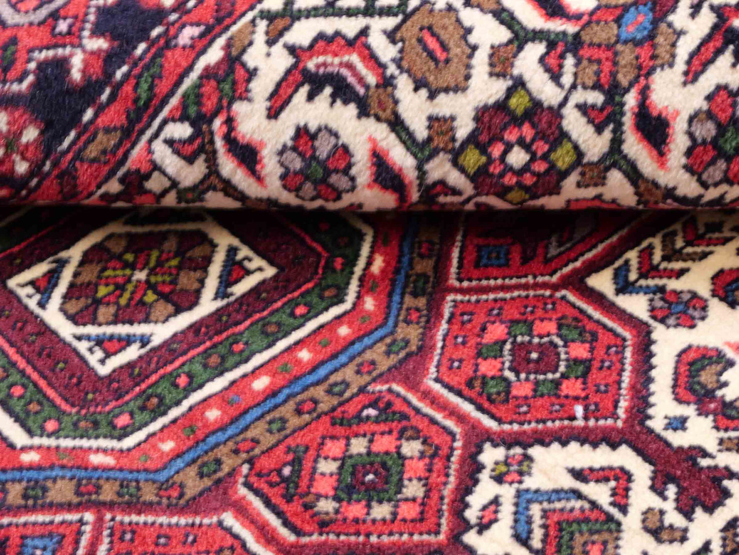 Handgeknüpfter Gholtogh Dorfteppich von Khademi aus Wolle, rot. Feiner, kurdischer Nomadenteppich mit geometrischem Medaillon. Orientteppich, von Hand geknüpft in Iran. Größe: 155 cm x 100 cm. Teppichnummer: SB3-1149 | Jupiter Intl.