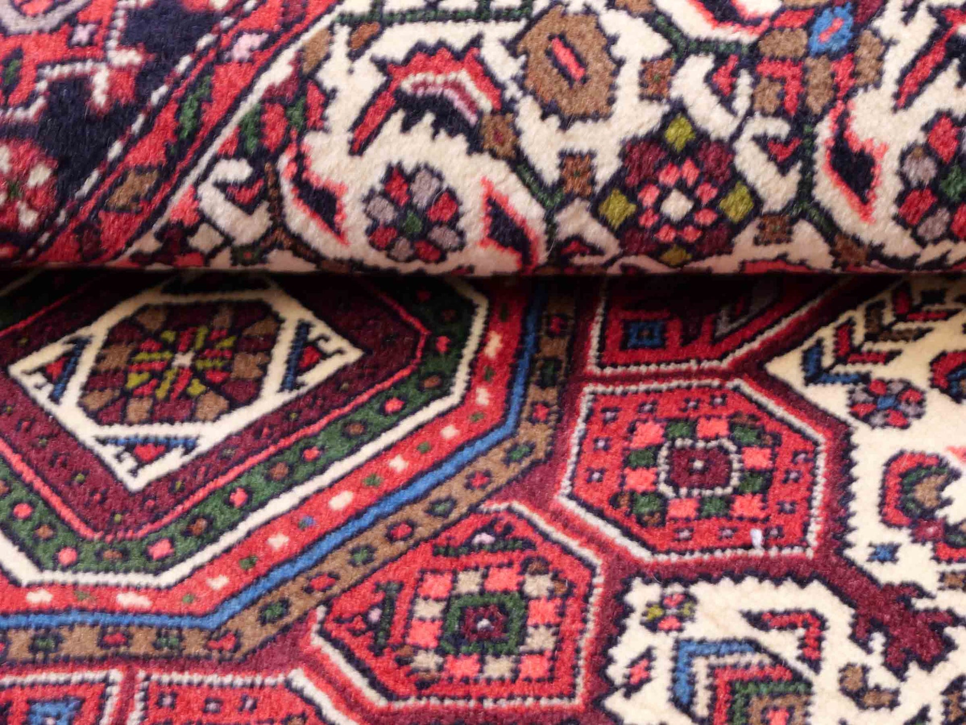 Handgeknüpfter Gholtogh Dorfteppich von Khademi aus Wolle, rot. Feiner, kurdischer Nomadenteppich mit geometrischem Medaillon. Orientteppich, von Hand geknüpft in Iran. Größe: 155 cm x 100 cm. Teppichnummer: SB3-1149 | Jupiter Intl.