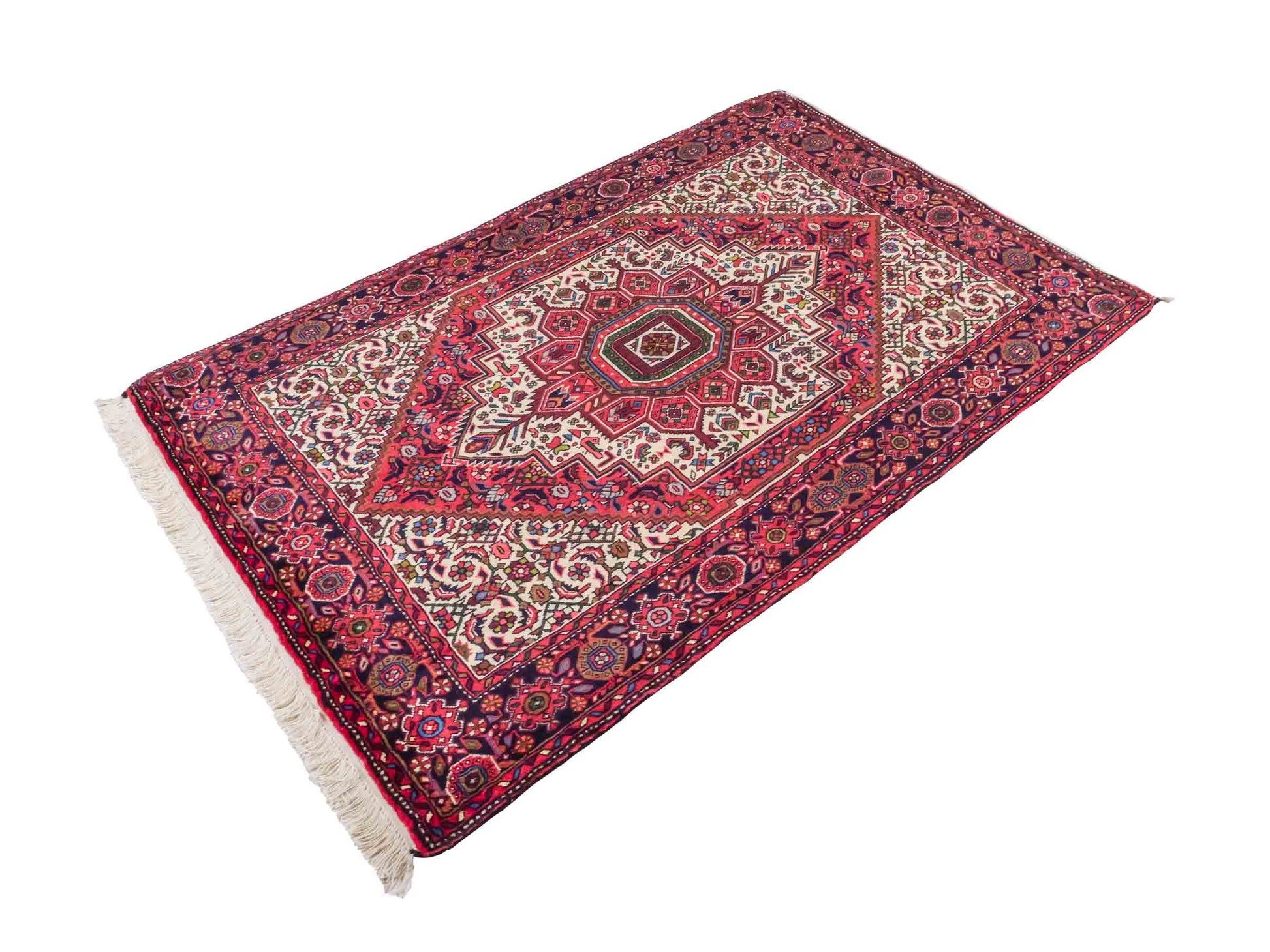 Handgeknüpfter Gholtogh Dorfteppich von Khademi aus Wolle, rot. Feiner, kurdischer Nomadenteppich mit geometrischem Medaillon. Orientteppich, von Hand geknüpft in Iran. Größe: 155 cm x 100 cm. Teppichnummer: SB3-1149 | Jupiter Intl.