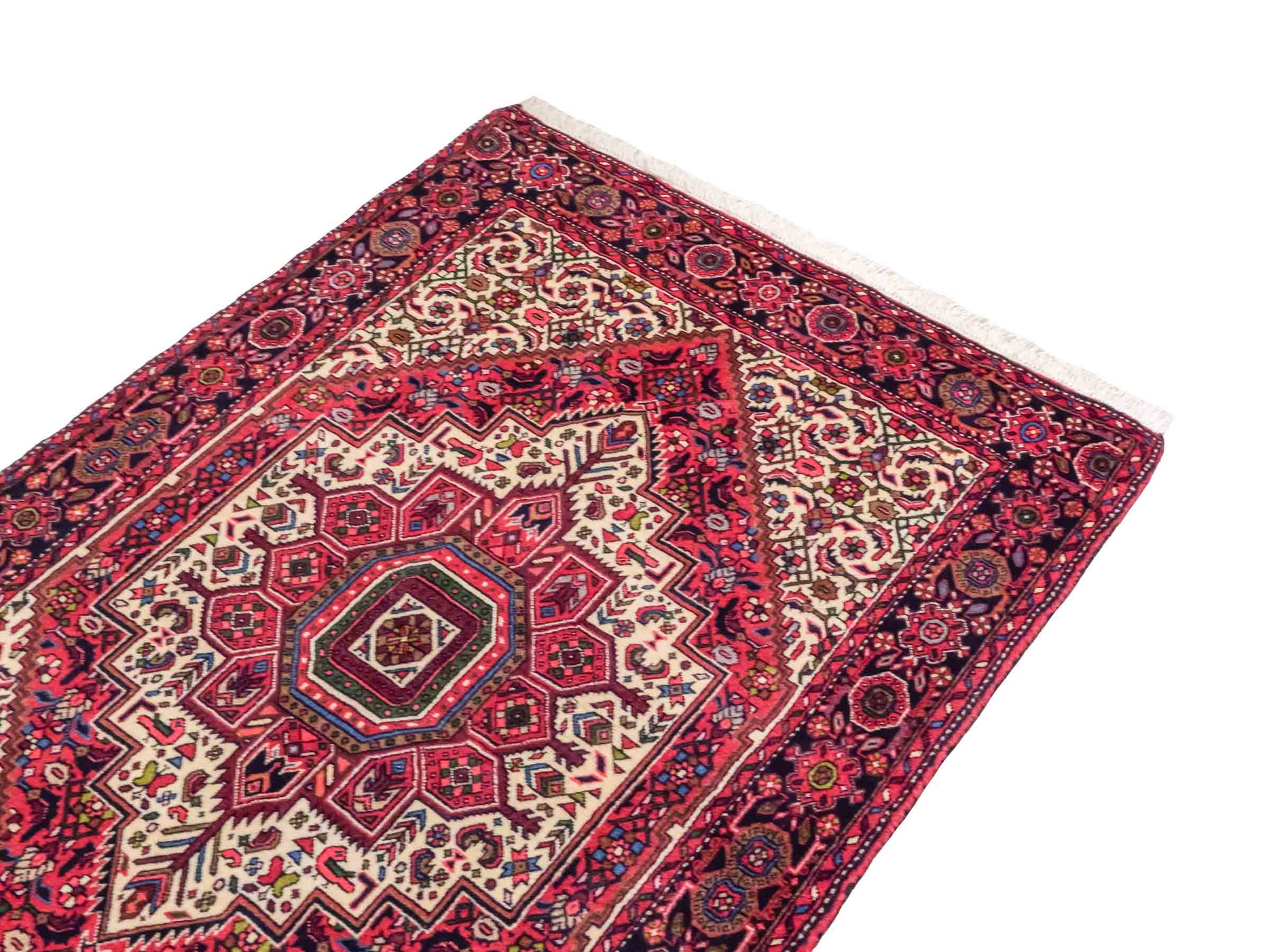 Handgeknüpfter Gholtogh Dorfteppich von Khademi aus Wolle, rot. Feiner, kurdischer Nomadenteppich mit geometrischem Medaillon. Orientteppich, von Hand geknüpft in Iran. Größe: 155 cm x 100 cm. Teppichnummer: SB3-1149 | Jupiter Intl.