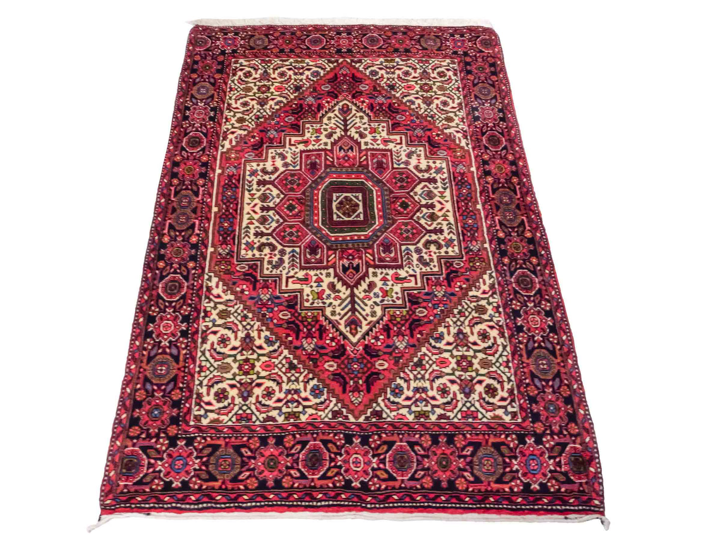 Handgeknüpfter Gholtogh Dorfteppich von Khademi aus Wolle, rot. Feiner, kurdischer Nomadenteppich mit geometrischem Medaillon. Orientteppich, von Hand geknüpft in Iran. Größe: 155 cm x 100 cm. Teppichnummer: SB3-1149 | Jupiter Intl.