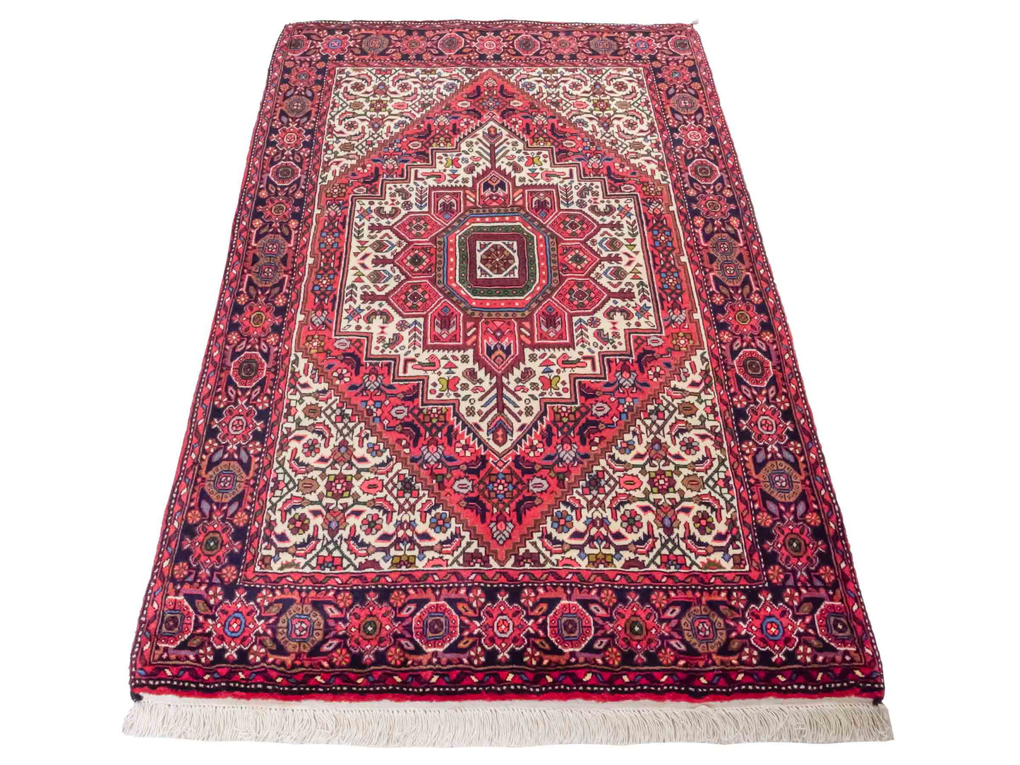 Handgeknüpfter Gholtogh Dorfteppich von Khademi aus Wolle, rot. Feiner, kurdischer Nomadenteppich mit geometrischem Medaillon. Orientteppich, von Hand geknüpft in Iran. Größe: 155 cm x 100 cm. Teppichnummer: SB3-1149 | Jupiter Intl.