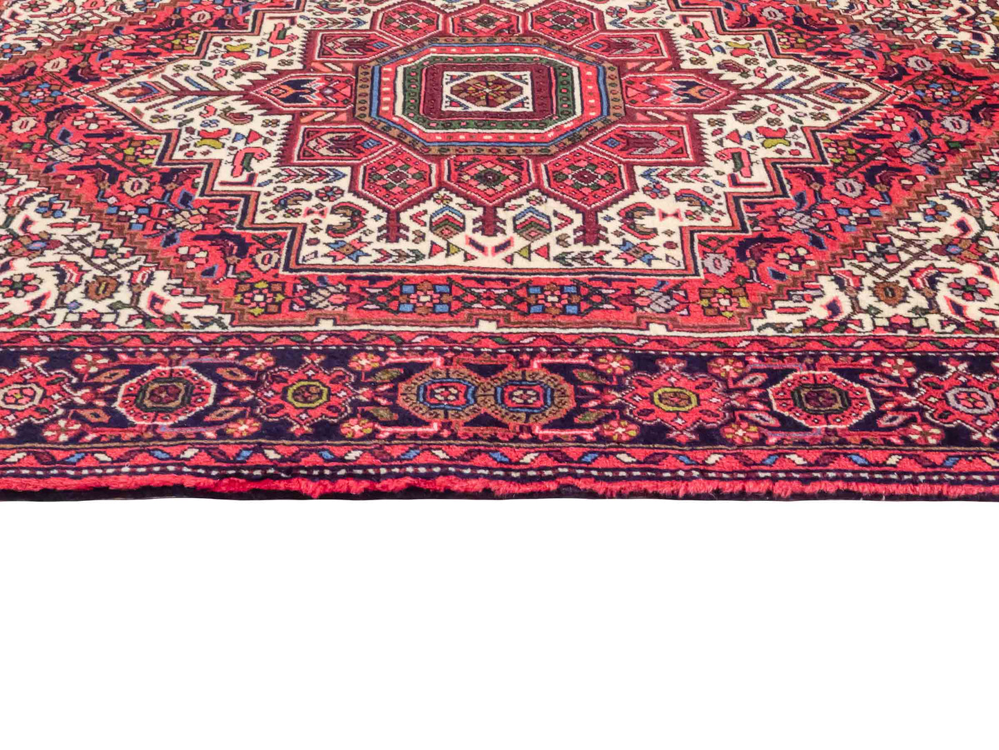 Handgeknüpfter Gholtogh Dorfteppich von Khademi aus Wolle, rot. Feiner, kurdischer Nomadenteppich mit geometrischem Medaillon. Orientteppich, von Hand geknüpft in Iran. Größe: 155 cm x 100 cm. Teppichnummer: SB3-1149 | Jupiter Intl.