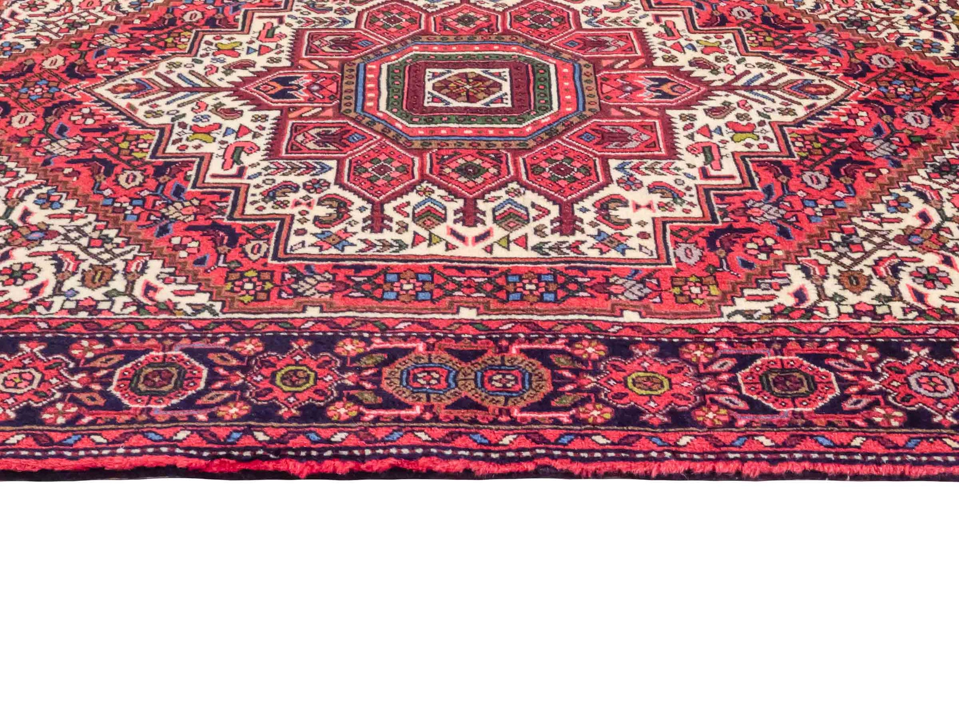 Handgeknüpfter Gholtogh Dorfteppich von Khademi aus Wolle, rot. Feiner, kurdischer Nomadenteppich mit geometrischem Medaillon. Orientteppich, von Hand geknüpft in Iran. Größe: 155 cm x 100 cm. Teppichnummer: SB3-1149 | Jupiter Intl.