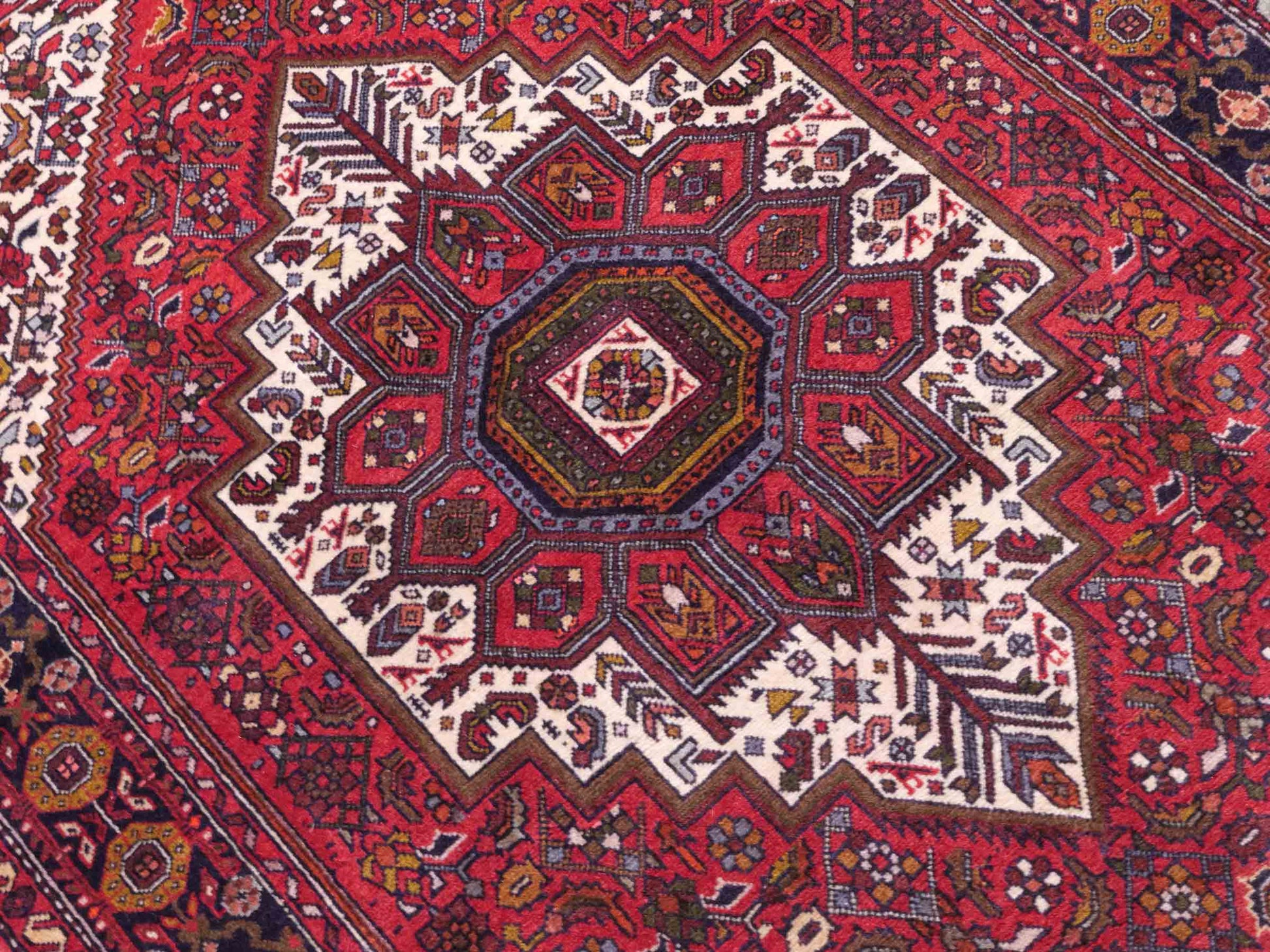 Handgeknüpfter Gholtogh Dorfteppich von Khademi aus Wolle, rot. Feiner, kurdischer Nomadenteppich mit geometrischem Medaillon. Orientteppich, von Hand geknüpft in Iran. Größe: 155 cm x 105 cm. Teppichnummer: SB3-1159 | Jupiter Intl.