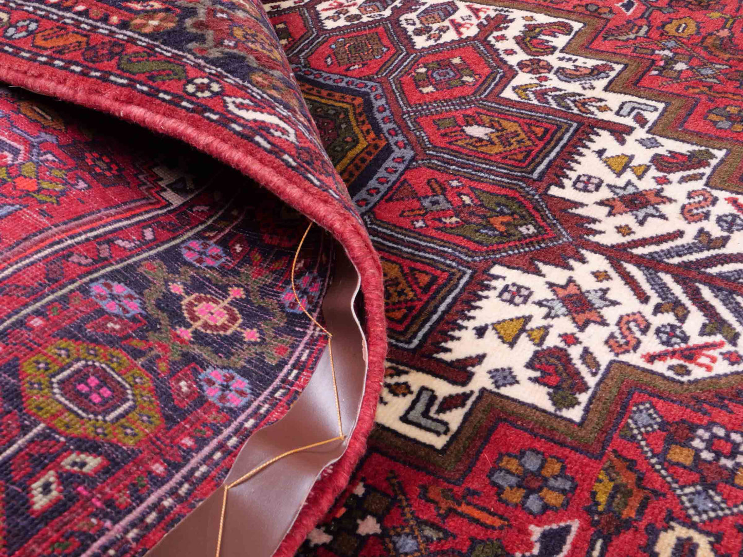 Handgeknüpfter Gholtogh Dorfteppich von Khademi aus Wolle, rot. Feiner, kurdischer Nomadenteppich mit geometrischem Medaillon. Orientteppich, von Hand geknüpft in Iran. Größe: 155 cm x 105 cm. Teppichnummer: SB3-1159 | Jupiter Intl.