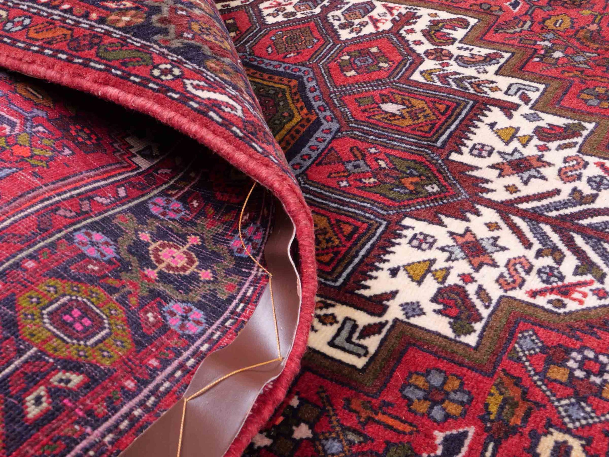 Handgeknüpfter Gholtogh Dorfteppich von Khademi aus Wolle, rot. Feiner, kurdischer Nomadenteppich mit geometrischem Medaillon. Orientteppich, von Hand geknüpft in Iran. Größe: 155 cm x 105 cm. Teppichnummer: SB3-1159 | Jupiter Intl.