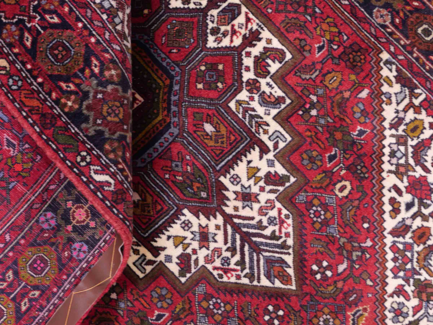 Handgeknüpfter Gholtogh Dorfteppich von Khademi aus Wolle, rot. Feiner, kurdischer Nomadenteppich mit geometrischem Medaillon. Orientteppich, von Hand geknüpft in Iran. Größe: 155 cm x 105 cm. Teppichnummer: SB3-1159 | Jupiter Intl.