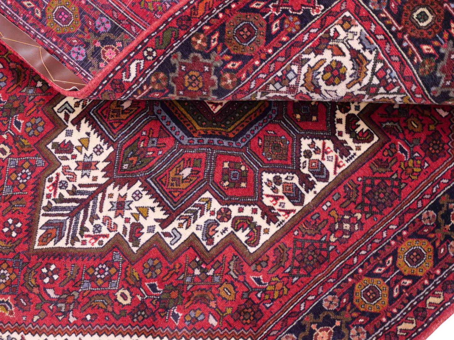 Handgeknüpfter Gholtogh Dorfteppich von Khademi aus Wolle, rot. Feiner, kurdischer Nomadenteppich mit geometrischem Medaillon. Orientteppich, von Hand geknüpft in Iran. Größe: 155 cm x 105 cm. Teppichnummer: SB3-1159 | Jupiter Intl.