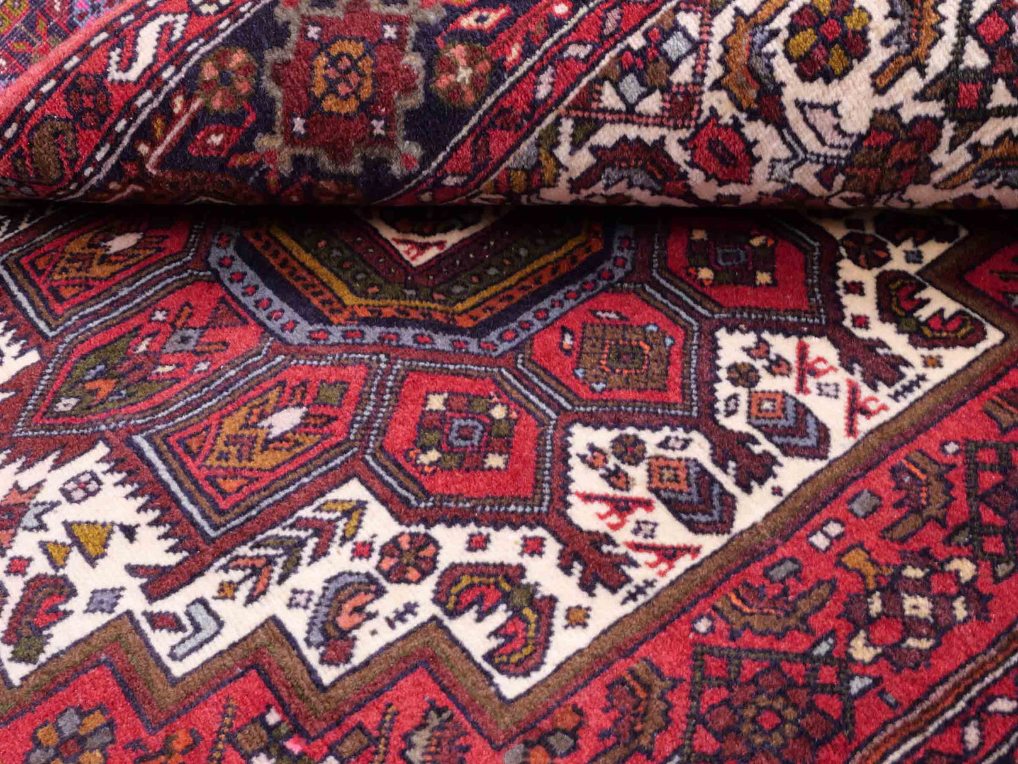 Handgeknüpfter Gholtogh Dorfteppich von Khademi aus Wolle, rot. Feiner, kurdischer Nomadenteppich mit geometrischem Medaillon. Orientteppich, von Hand geknüpft in Iran. Größe: 155 cm x 105 cm. Teppichnummer: SB3-1159 | Jupiter Intl.