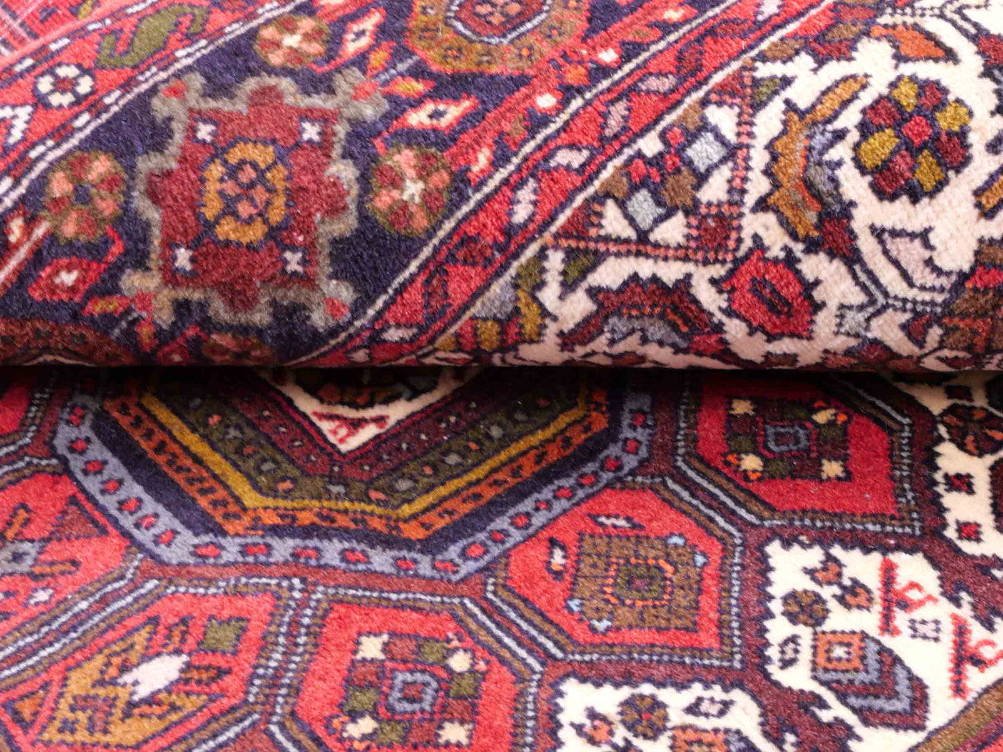 Handgeknüpfter Gholtogh Dorfteppich von Khademi aus Wolle, rot. Feiner, kurdischer Nomadenteppich mit geometrischem Medaillon. Orientteppich, von Hand geknüpft in Iran. Größe: 155 cm x 105 cm. Teppichnummer: SB3-1159 | Jupiter Intl.
