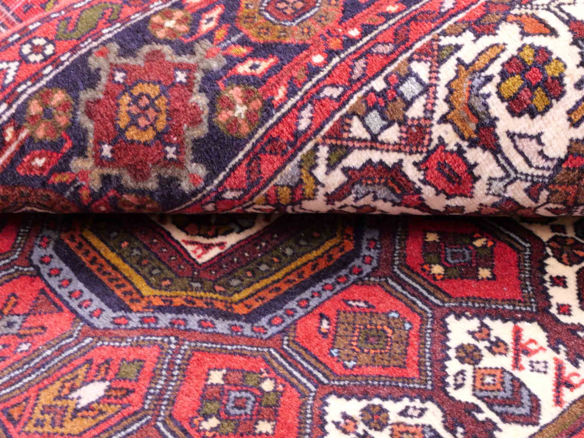 Handgeknüpfter Gholtogh Dorfteppich von Khademi aus Wolle, rot. Feiner, kurdischer Nomadenteppich mit geometrischem Medaillon. Orientteppich, von Hand geknüpft in Iran. Größe: 155 cm x 105 cm. Teppichnummer: SB3-1159 | Jupiter Intl.