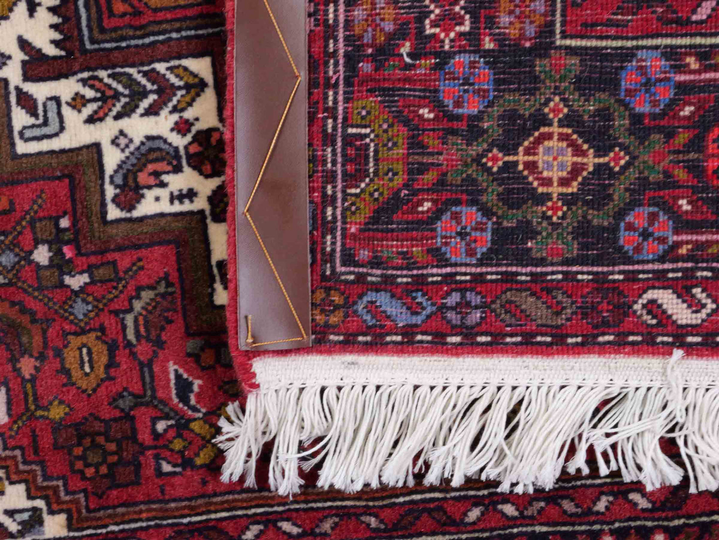 Handgeknüpfter Gholtogh Dorfteppich von Khademi aus Wolle, rot. Feiner, kurdischer Nomadenteppich mit geometrischem Medaillon. Orientteppich, von Hand geknüpft in Iran. Größe: 155 cm x 105 cm. Teppichnummer: SB3-1159 | Jupiter Intl.