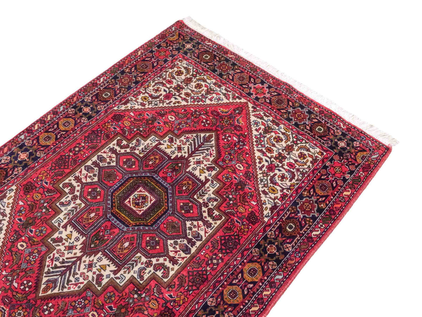 Handgeknüpfter Gholtogh Dorfteppich von Khademi aus Wolle, rot. Feiner, kurdischer Nomadenteppich mit geometrischem Medaillon. Orientteppich, von Hand geknüpft in Iran. Größe: 155 cm x 105 cm. Teppichnummer: SB3-1159 | Jupiter Intl.