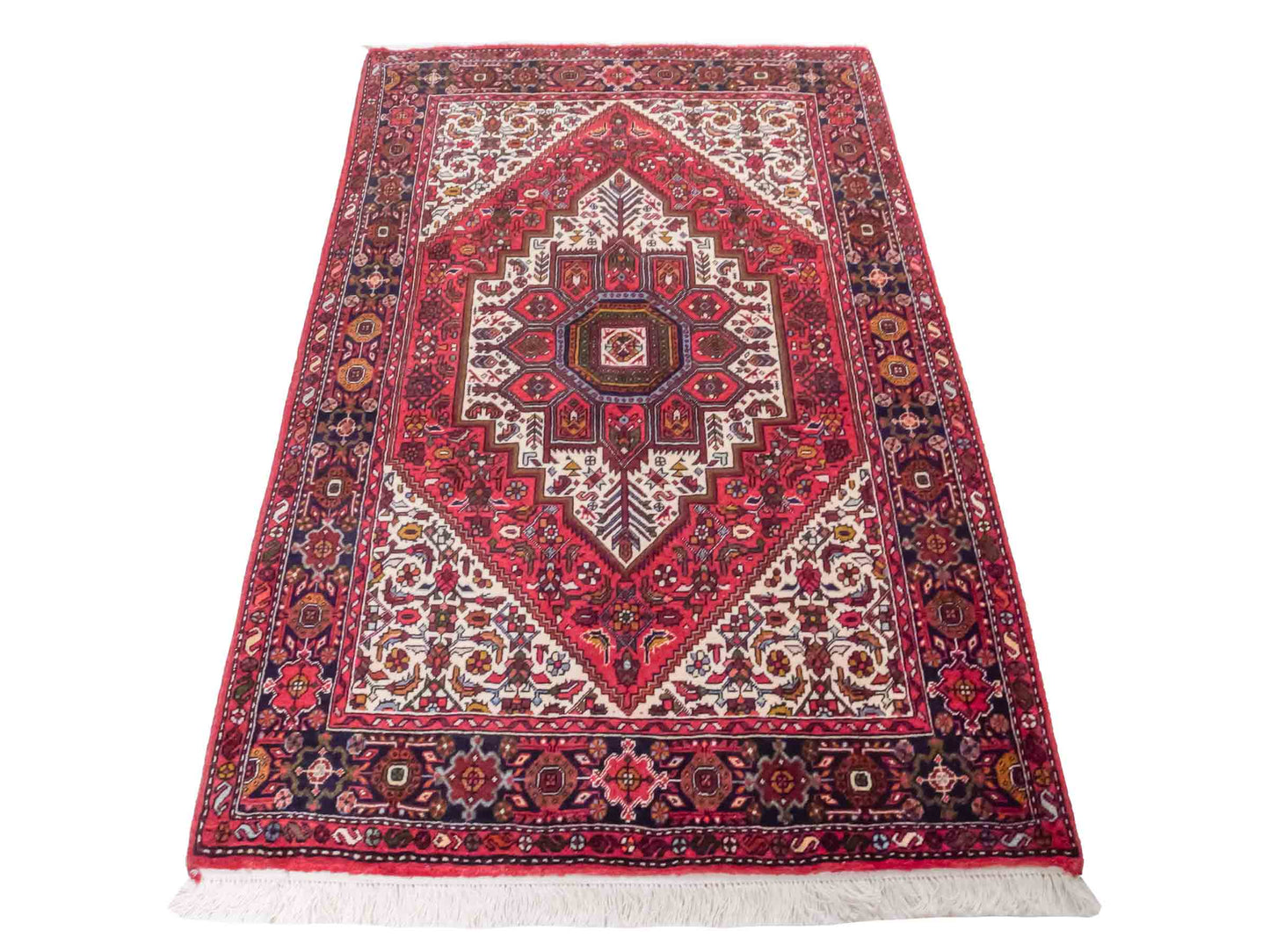 Handgeknüpfter Gholtogh Dorfteppich von Khademi aus Wolle, rot. Feiner, kurdischer Nomadenteppich mit geometrischem Medaillon. Orientteppich, von Hand geknüpft in Iran. Größe: 155 cm x 105 cm. Teppichnummer: SB3-1159 | Jupiter Intl.