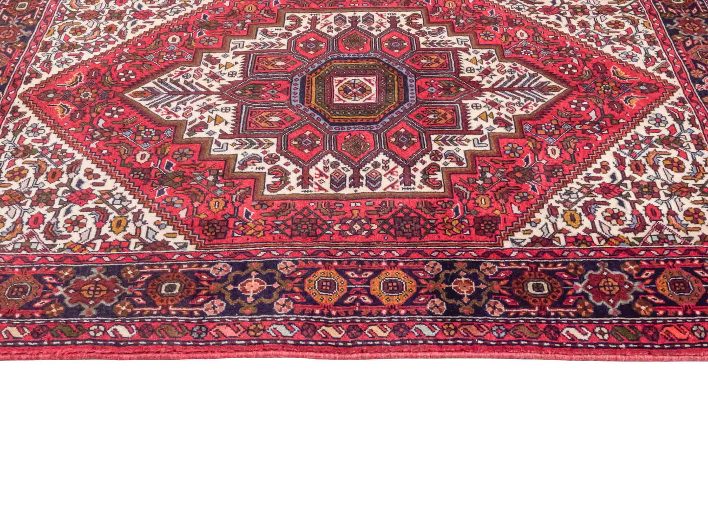 Handgeknüpfter Gholtogh Dorfteppich von Khademi aus Wolle, rot. Feiner, kurdischer Nomadenteppich mit geometrischem Medaillon. Orientteppich, von Hand geknüpft in Iran. Größe: 155 cm x 105 cm. Teppichnummer: SB3-1159 | Jupiter Intl.