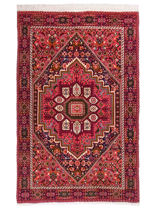 Handgeknüpfter Gholtogh Dorfteppich von Khademi aus Wolle, rot. Feiner, kurdischer Nomadenteppich mit geometrischem Medaillon. Orientteppich, von Hand geknüpft in Iran. Größe: 157 cm x 100 cm. Teppichnummer: SB3-1161 | Jupiter Intl.