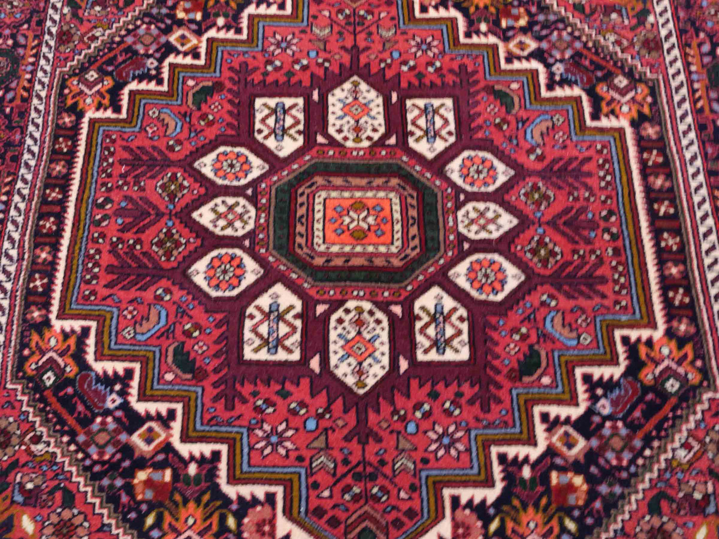 Handgeknüpfter Gholtogh Dorfteppich von Khademi aus Wolle, rot. Feiner, kurdischer Nomadenteppich mit geometrischem Medaillon. Orientteppich, von Hand geknüpft in Iran. Größe: 157 cm x 100 cm. Teppichnummer: SB3-1161 | Jupiter Intl.