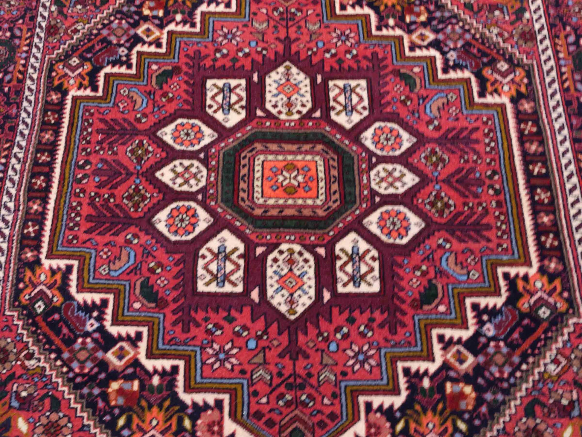 Handgeknüpfter Gholtogh Dorfteppich von Khademi aus Wolle, rot. Feiner, kurdischer Nomadenteppich mit geometrischem Medaillon. Orientteppich, von Hand geknüpft in Iran. Größe: 157 cm x 100 cm. Teppichnummer: SB3-1161 | Jupiter Intl.