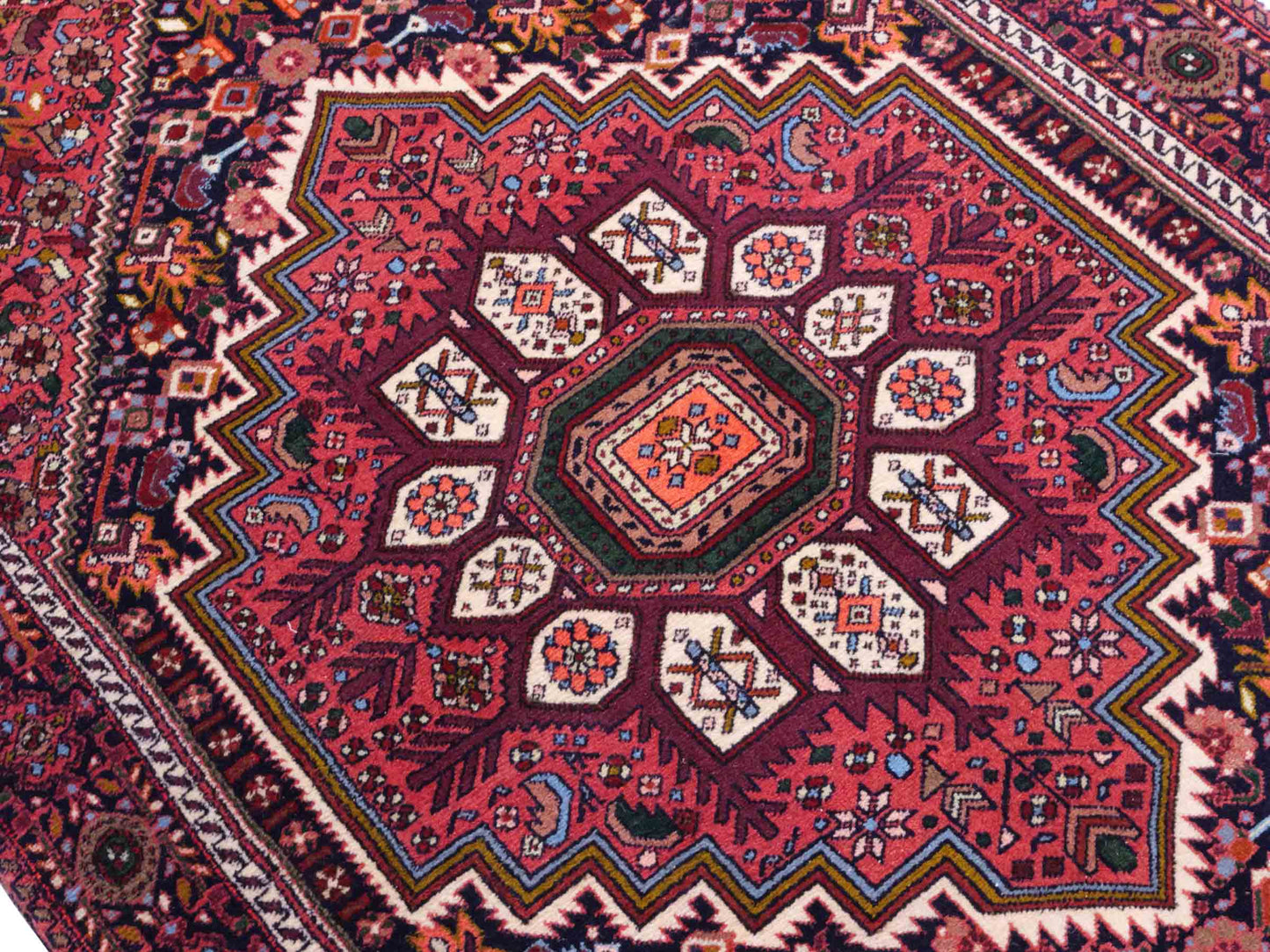 Handgeknüpfter Gholtogh Dorfteppich von Khademi aus Wolle, rot. Feiner, kurdischer Nomadenteppich mit geometrischem Medaillon. Orientteppich, von Hand geknüpft in Iran. Größe: 157 cm x 100 cm. Teppichnummer: SB3-1161 | Jupiter Intl.