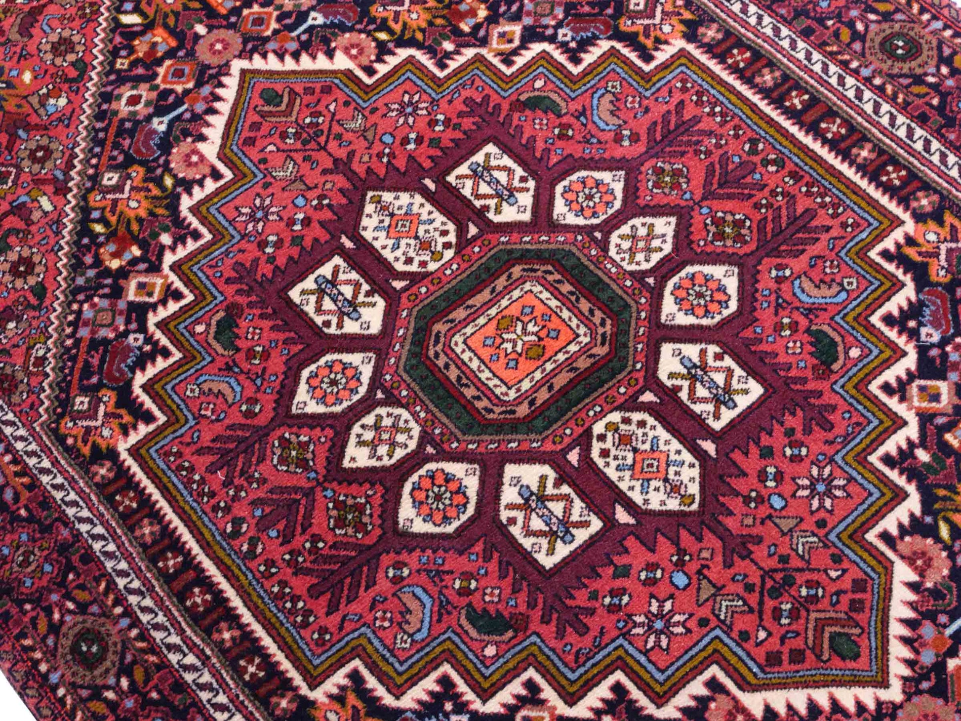 Handgeknüpfter Gholtogh Dorfteppich von Khademi aus Wolle, rot. Feiner, kurdischer Nomadenteppich mit geometrischem Medaillon. Orientteppich, von Hand geknüpft in Iran. Größe: 157 cm x 100 cm. Teppichnummer: SB3-1161 | Jupiter Intl.