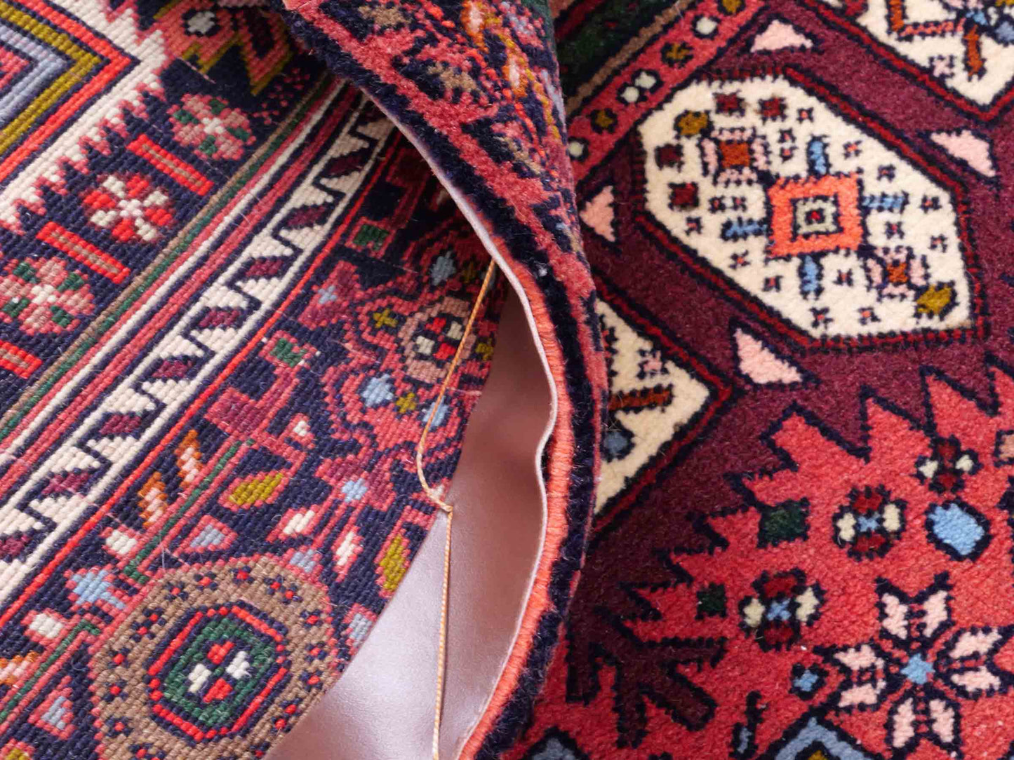 Handgeknüpfter Gholtogh Dorfteppich von Khademi aus Wolle, rot. Feiner, kurdischer Nomadenteppich mit geometrischem Medaillon. Orientteppich, von Hand geknüpft in Iran. Größe: 157 cm x 100 cm. Teppichnummer: SB3-1161 | Jupiter Intl.