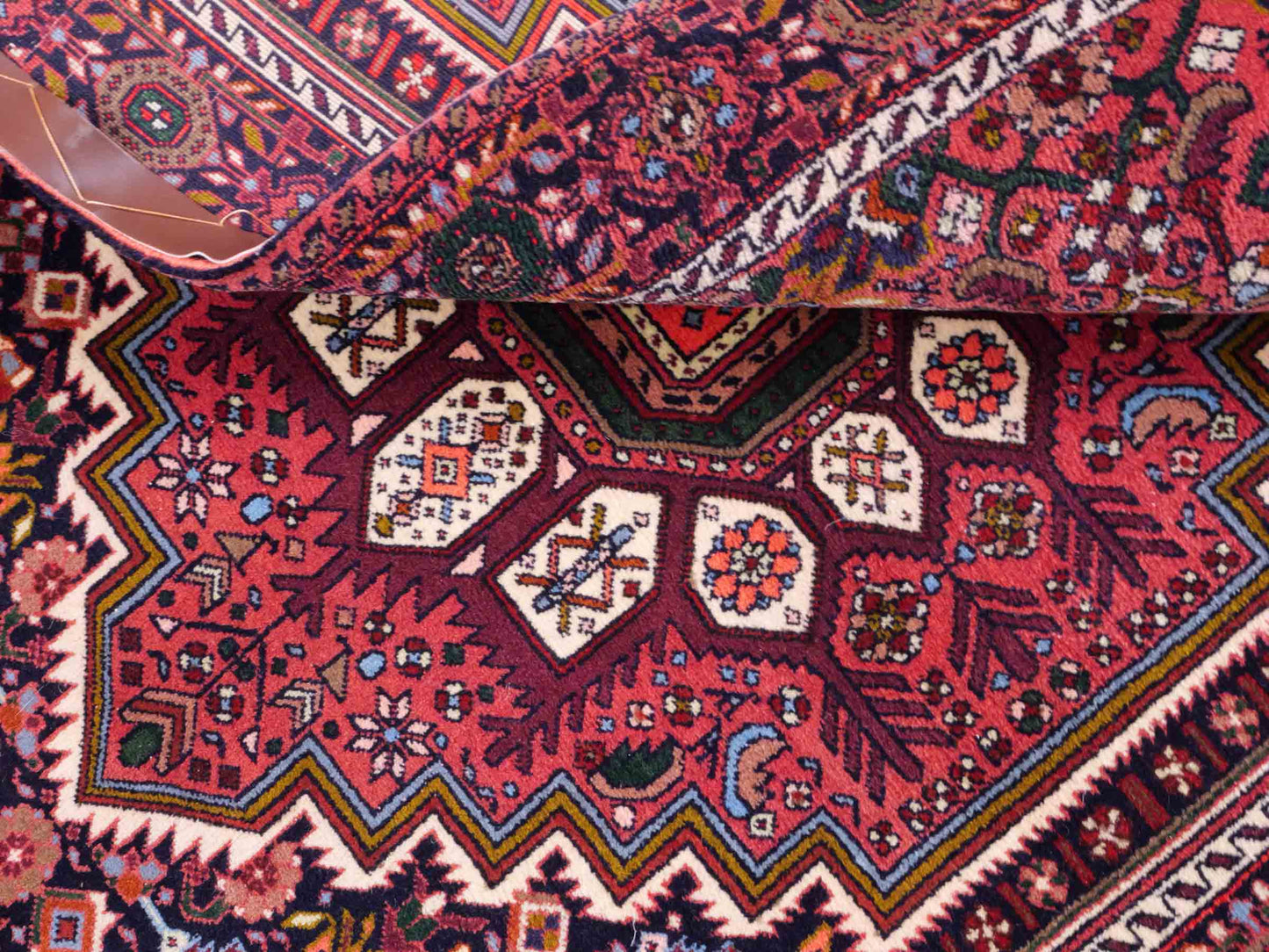 Handgeknüpfter Gholtogh Dorfteppich von Khademi aus Wolle, rot. Feiner, kurdischer Nomadenteppich mit geometrischem Medaillon. Orientteppich, von Hand geknüpft in Iran. Größe: 157 cm x 100 cm. Teppichnummer: SB3-1161 | Jupiter Intl.