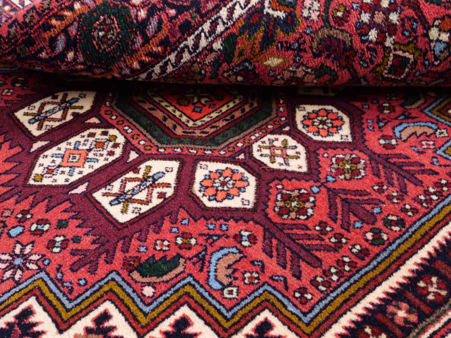 Handgeknüpfter Gholtogh Dorfteppich von Khademi aus Wolle, rot. Feiner, kurdischer Nomadenteppich mit geometrischem Medaillon. Orientteppich, von Hand geknüpft in Iran. Größe: 157 cm x 100 cm. Teppichnummer: SB3-1161 | Jupiter Intl.