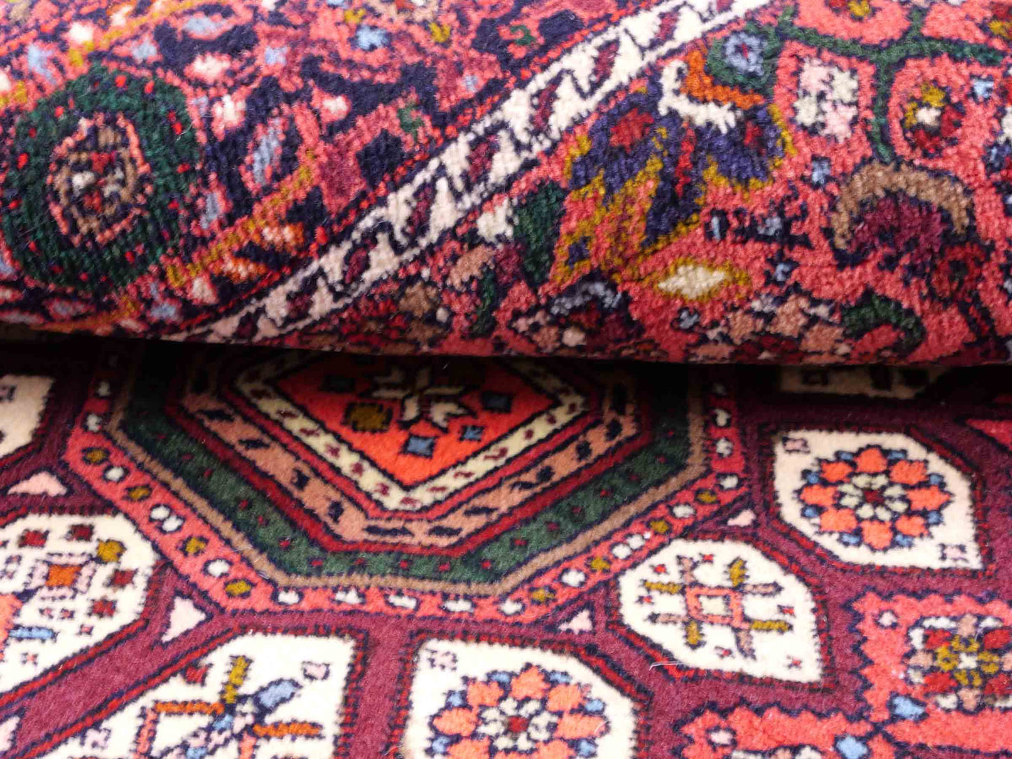 Handgeknüpfter Gholtogh Dorfteppich von Khademi aus Wolle, rot. Feiner, kurdischer Nomadenteppich mit geometrischem Medaillon. Orientteppich, von Hand geknüpft in Iran. Größe: 157 cm x 100 cm. Teppichnummer: SB3-1161 | Jupiter Intl.