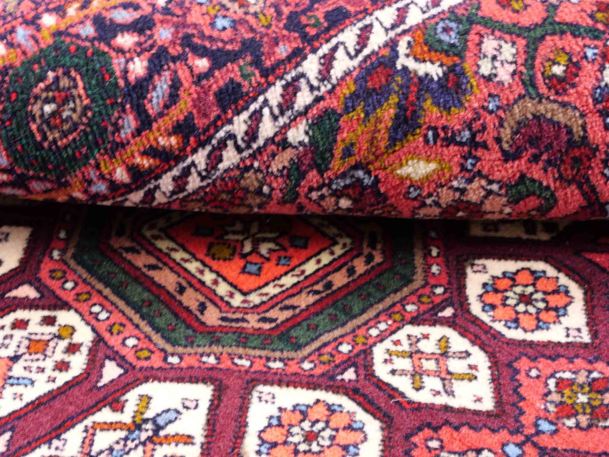 Handgeknüpfter Gholtogh Dorfteppich von Khademi aus Wolle, rot. Feiner, kurdischer Nomadenteppich mit geometrischem Medaillon. Orientteppich, von Hand geknüpft in Iran. Größe: 157 cm x 100 cm. Teppichnummer: SB3-1161 | Jupiter Intl.