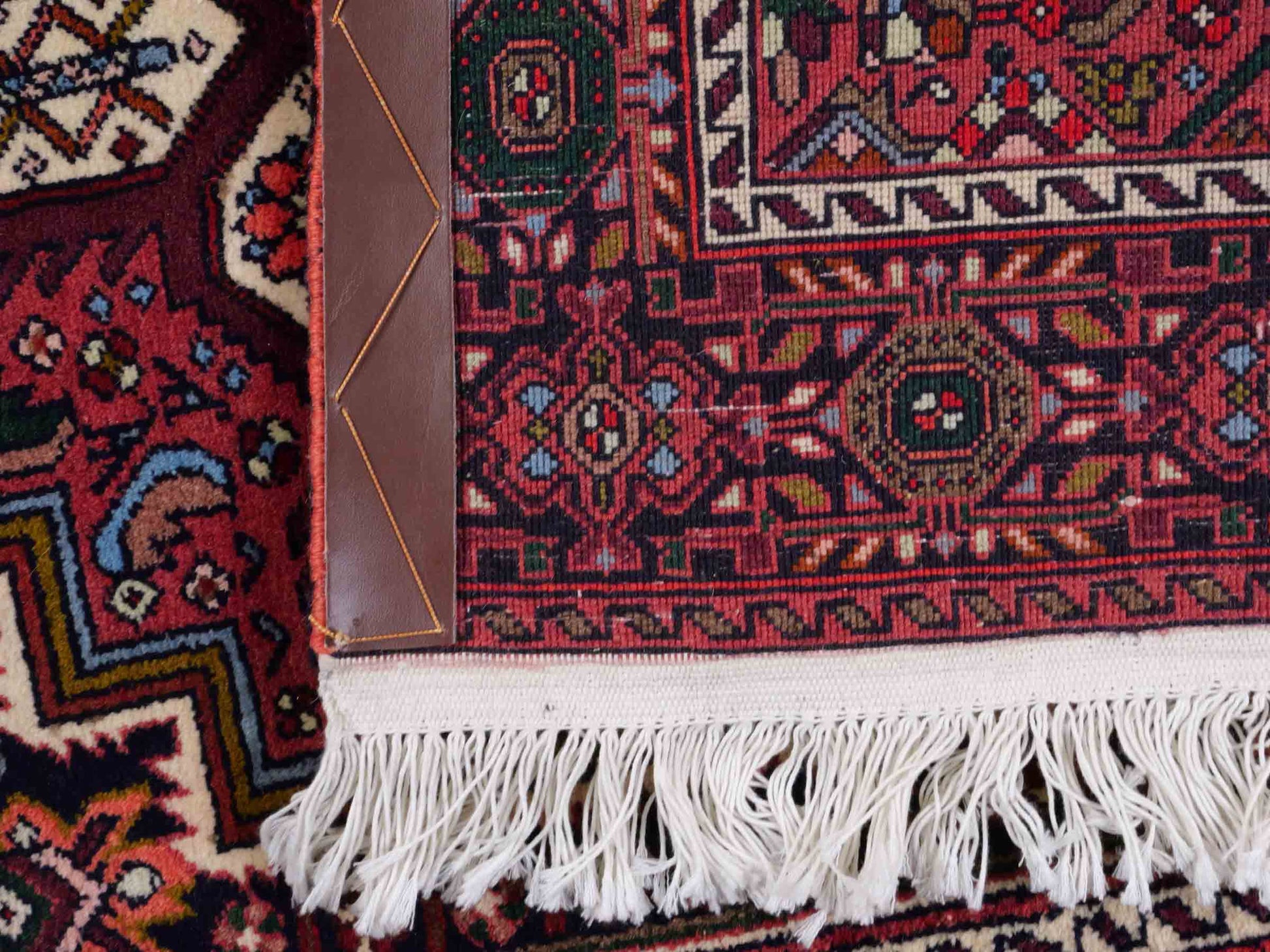 Handgeknüpfter Gholtogh Dorfteppich von Khademi aus Wolle, rot. Feiner, kurdischer Nomadenteppich mit geometrischem Medaillon. Orientteppich, von Hand geknüpft in Iran. Größe: 157 cm x 100 cm. Teppichnummer: SB3-1161 | Jupiter Intl.