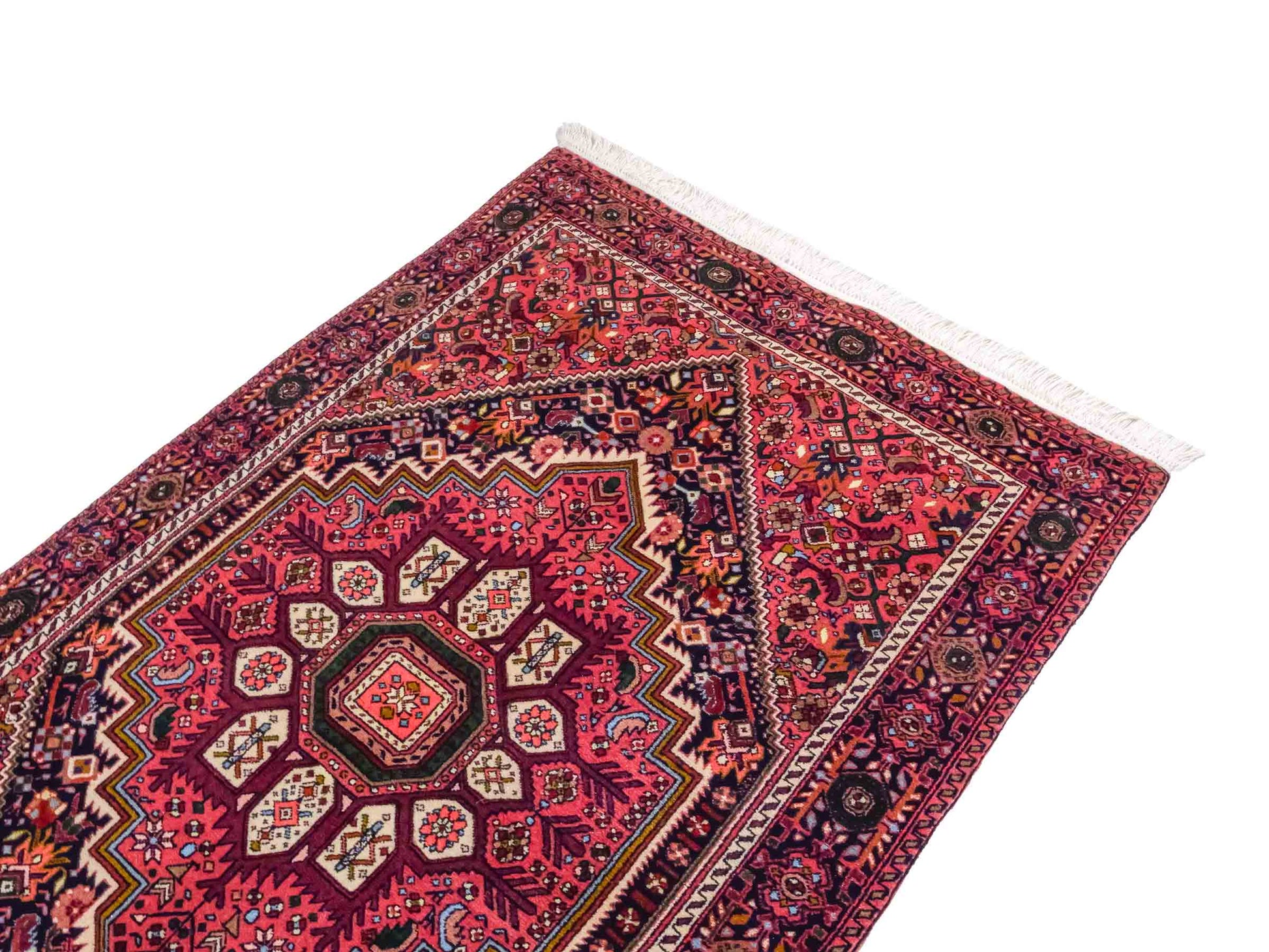 Handgeknüpfter Gholtogh Dorfteppich von Khademi aus Wolle, rot. Feiner, kurdischer Nomadenteppich mit geometrischem Medaillon. Orientteppich, von Hand geknüpft in Iran. Größe: 157 cm x 100 cm. Teppichnummer: SB3-1161 | Jupiter Intl.
