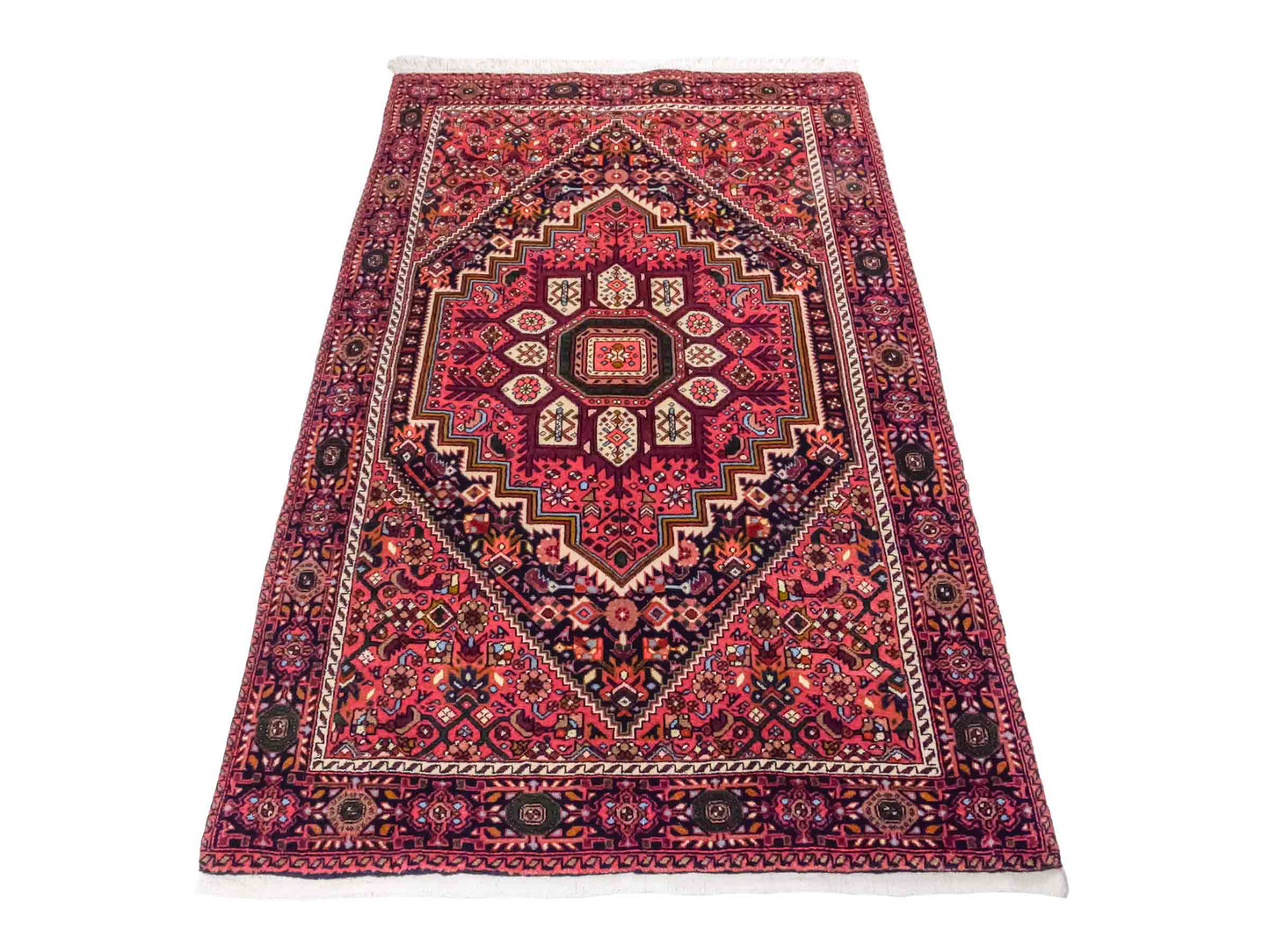 Handgeknüpfter Gholtogh Dorfteppich von Khademi aus Wolle, rot. Feiner, kurdischer Nomadenteppich mit geometrischem Medaillon. Orientteppich, von Hand geknüpft in Iran. Größe: 157 cm x 100 cm. Teppichnummer: SB3-1161 | Jupiter Intl.