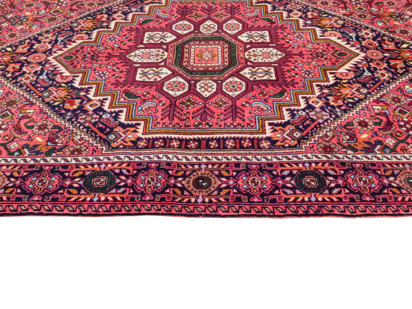 Handgeknüpfter Gholtogh Dorfteppich von Khademi aus Wolle, rot. Feiner, kurdischer Nomadenteppich mit geometrischem Medaillon. Orientteppich, von Hand geknüpft in Iran. Größe: 157 cm x 100 cm. Teppichnummer: SB3-1161 | Jupiter Intl.
