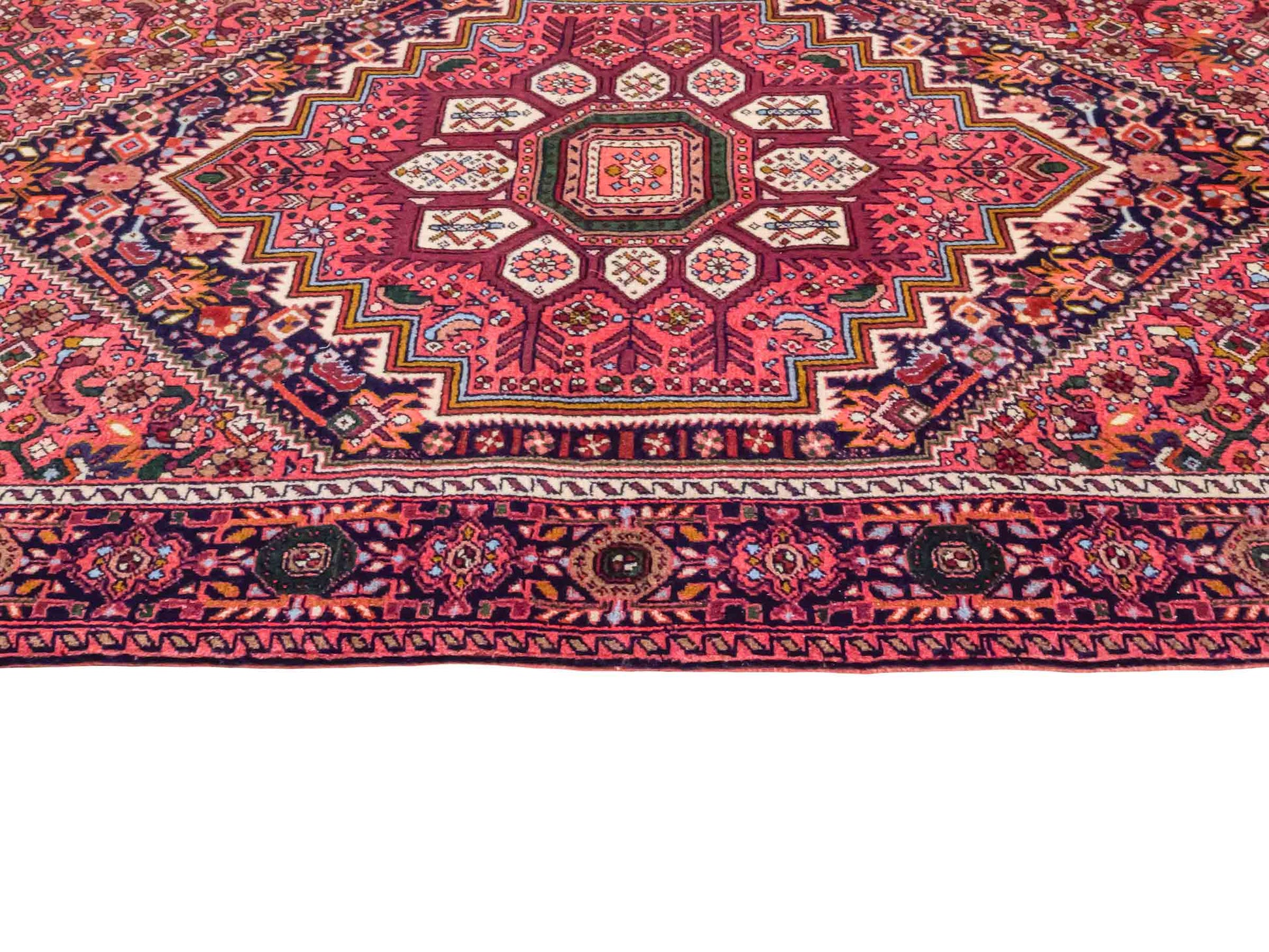 Handgeknüpfter Gholtogh Dorfteppich von Khademi aus Wolle, rot. Feiner, kurdischer Nomadenteppich mit geometrischem Medaillon. Orientteppich, von Hand geknüpft in Iran. Größe: 157 cm x 100 cm. Teppichnummer: SB3-1161 | Jupiter Intl.