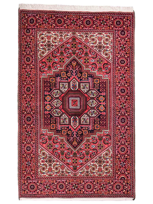 Handgeknüpfter Gholtogh Dorfteppich von Khademi aus Wolle, rot. Feiner, kurdischer Nomadenteppich mit geometrischem Medaillon. Orientteppich, von Hand geknüpft in Iran. Größe: 165 cm x 104 cm. Teppichnummer: SB3-1154 | Jupiter Intl.