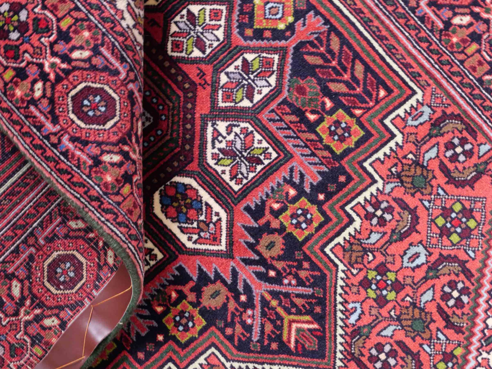 Handgeknüpfter Gholtogh Dorfteppich von Khademi aus Wolle, rot. Feiner, kurdischer Nomadenteppich mit geometrischem Medaillon. Orientteppich, von Hand geknüpft in Iran. Größe: 165 cm x 104 cm. Teppichnummer: SB3-1154 | Jupiter Intl.
