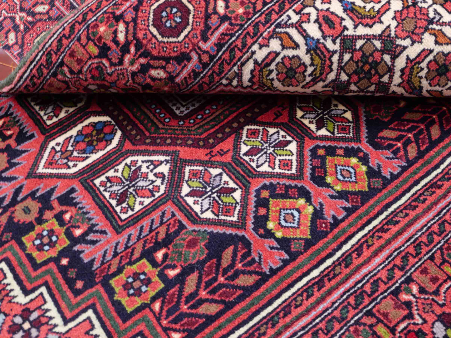 Handgeknüpfter Gholtogh Dorfteppich von Khademi aus Wolle, rot. Feiner, kurdischer Nomadenteppich mit geometrischem Medaillon. Orientteppich, von Hand geknüpft in Iran. Größe: 165 cm x 104 cm. Teppichnummer: SB3-1154 | Jupiter Intl.