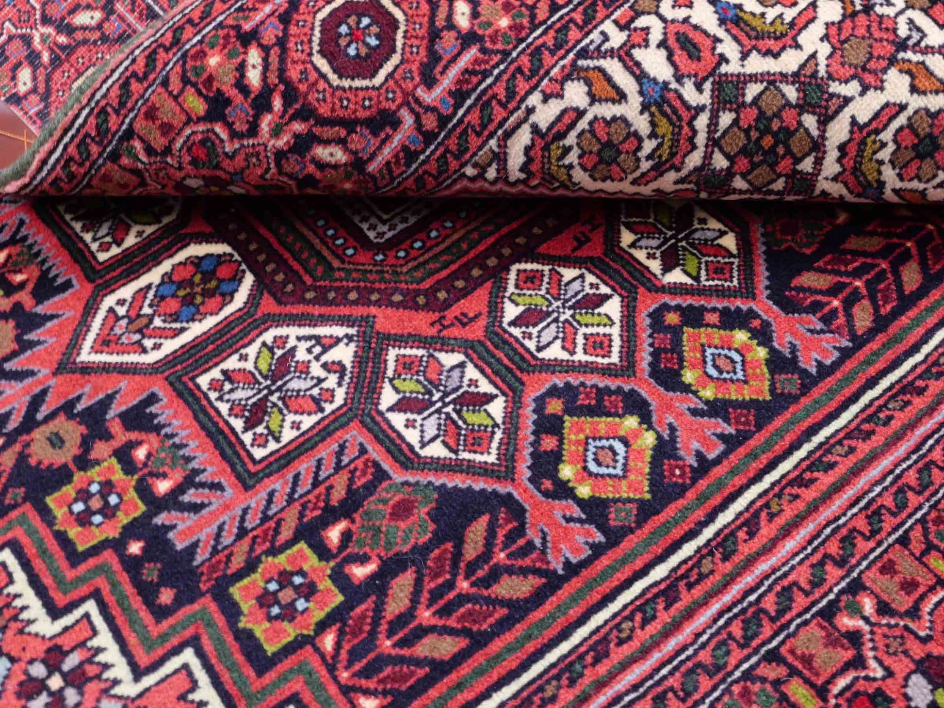 Handgeknüpfter Gholtogh Dorfteppich von Khademi aus Wolle, rot. Feiner, kurdischer Nomadenteppich mit geometrischem Medaillon. Orientteppich, von Hand geknüpft in Iran. Größe: 165 cm x 104 cm. Teppichnummer: SB3-1154 | Jupiter Intl.