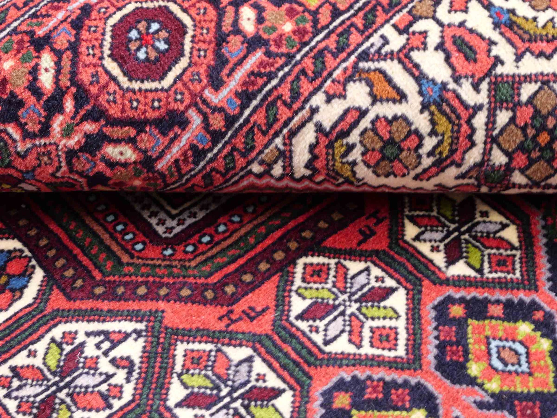 Handgeknüpfter Gholtogh Dorfteppich von Khademi aus Wolle, rot. Feiner, kurdischer Nomadenteppich mit geometrischem Medaillon. Orientteppich, von Hand geknüpft in Iran. Größe: 165 cm x 104 cm. Teppichnummer: SB3-1154 | Jupiter Intl.